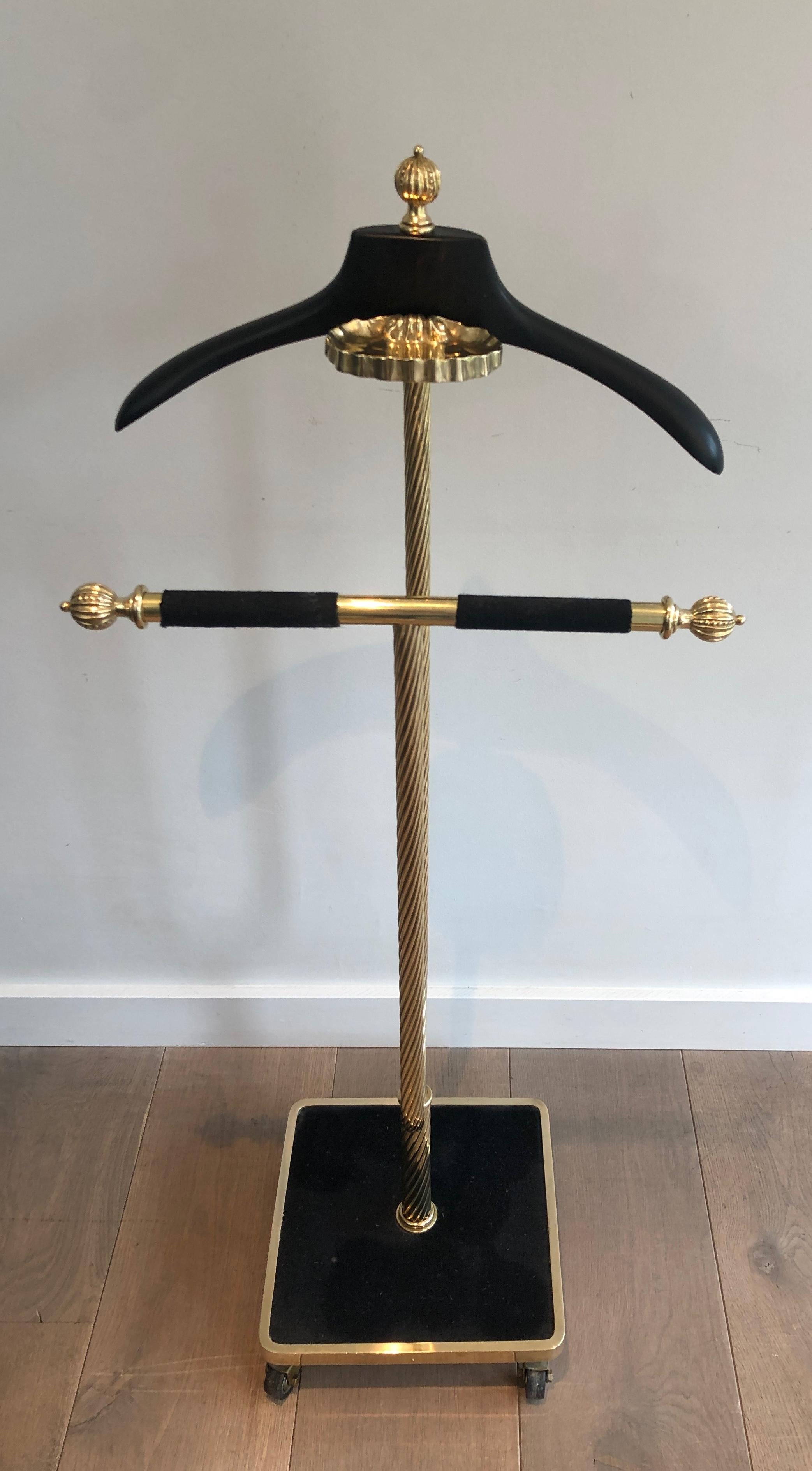 This very nice and elegant nightstand valet is made of brass and black velvet. This is a French work attributed to Maison Jansen. Circa 1940