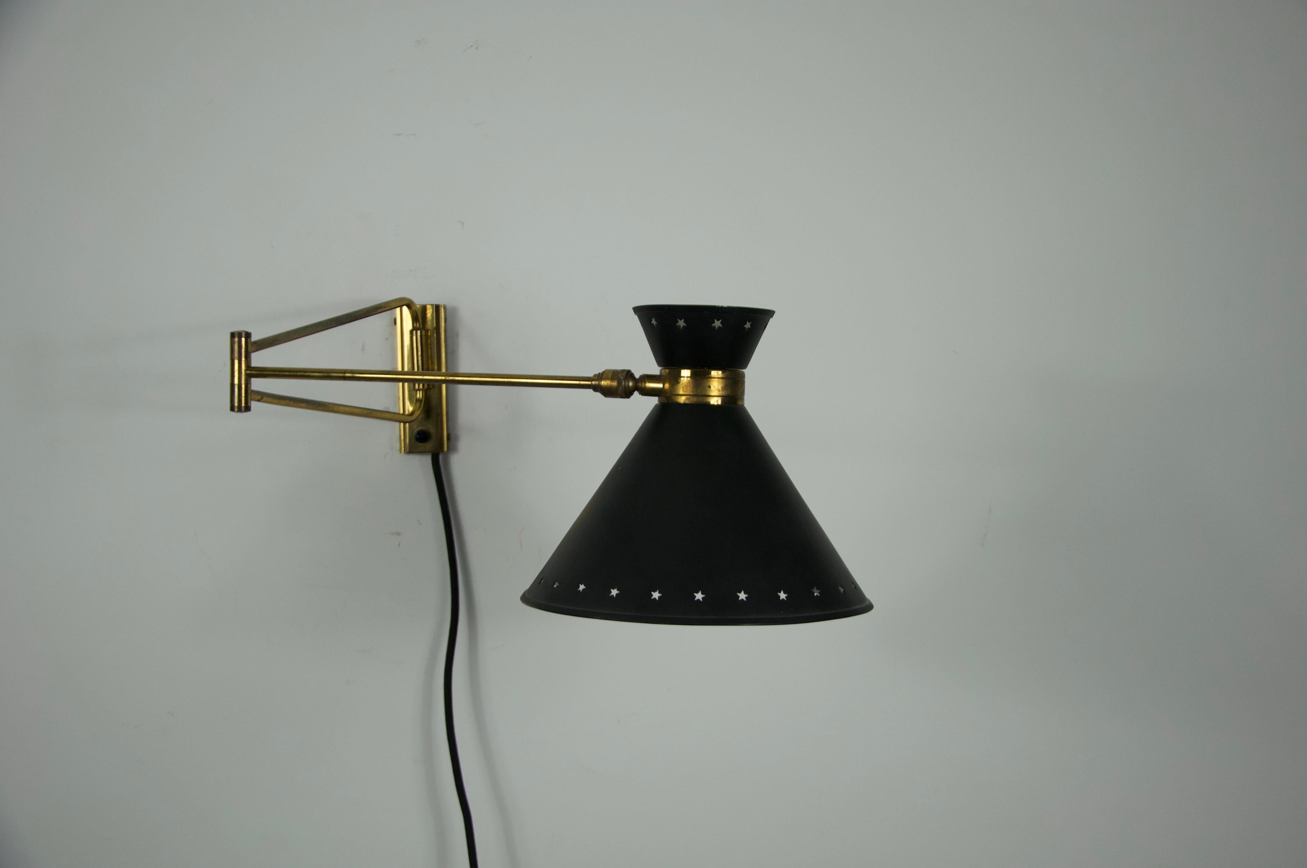 Lámpara de pared de latón y negro de Rene Mathieu para Maison Lunel, 1960, Francia Moderno de mediados de siglo en venta