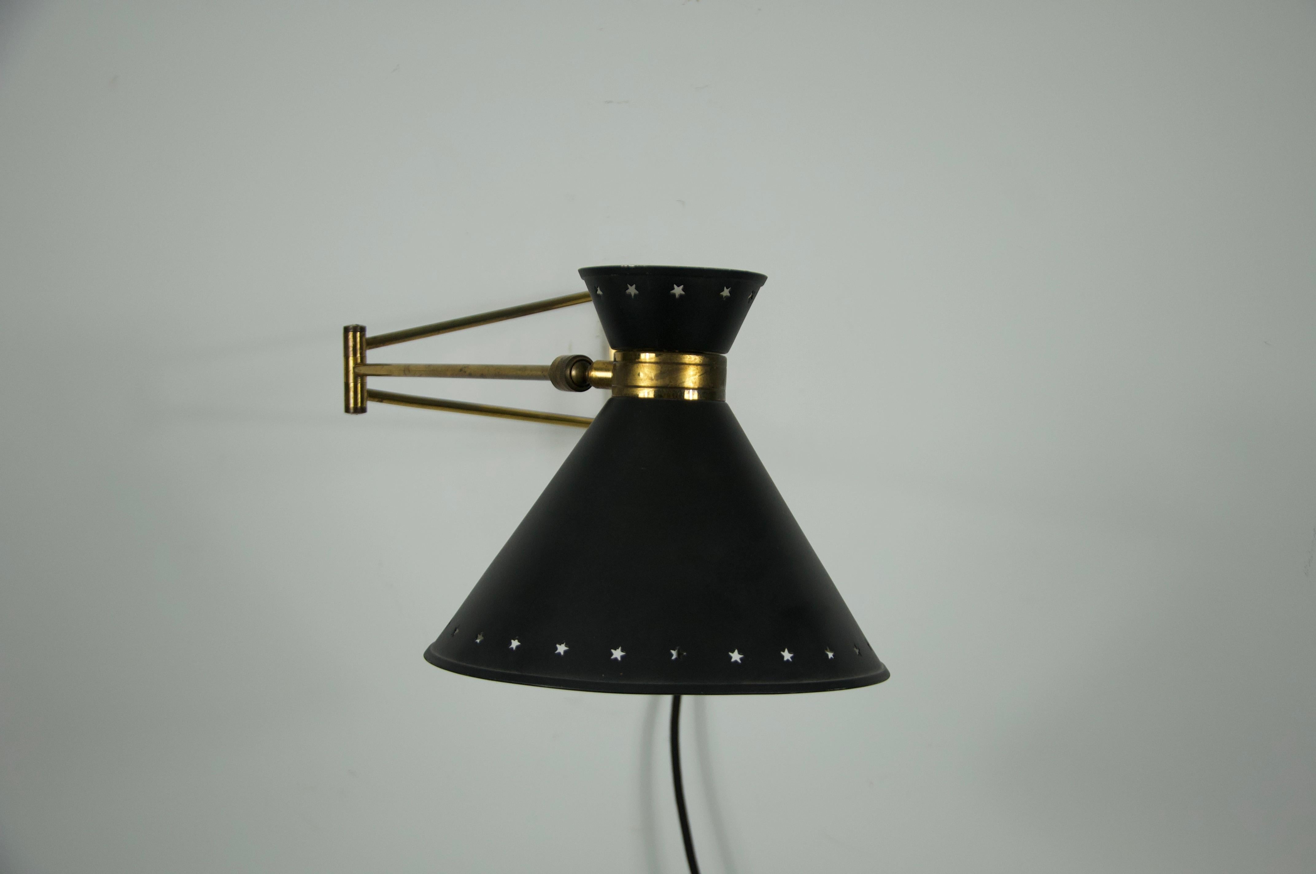 Lámpara de pared de latón y negro de Rene Mathieu para Maison Lunel, 1960, Francia Francés en venta