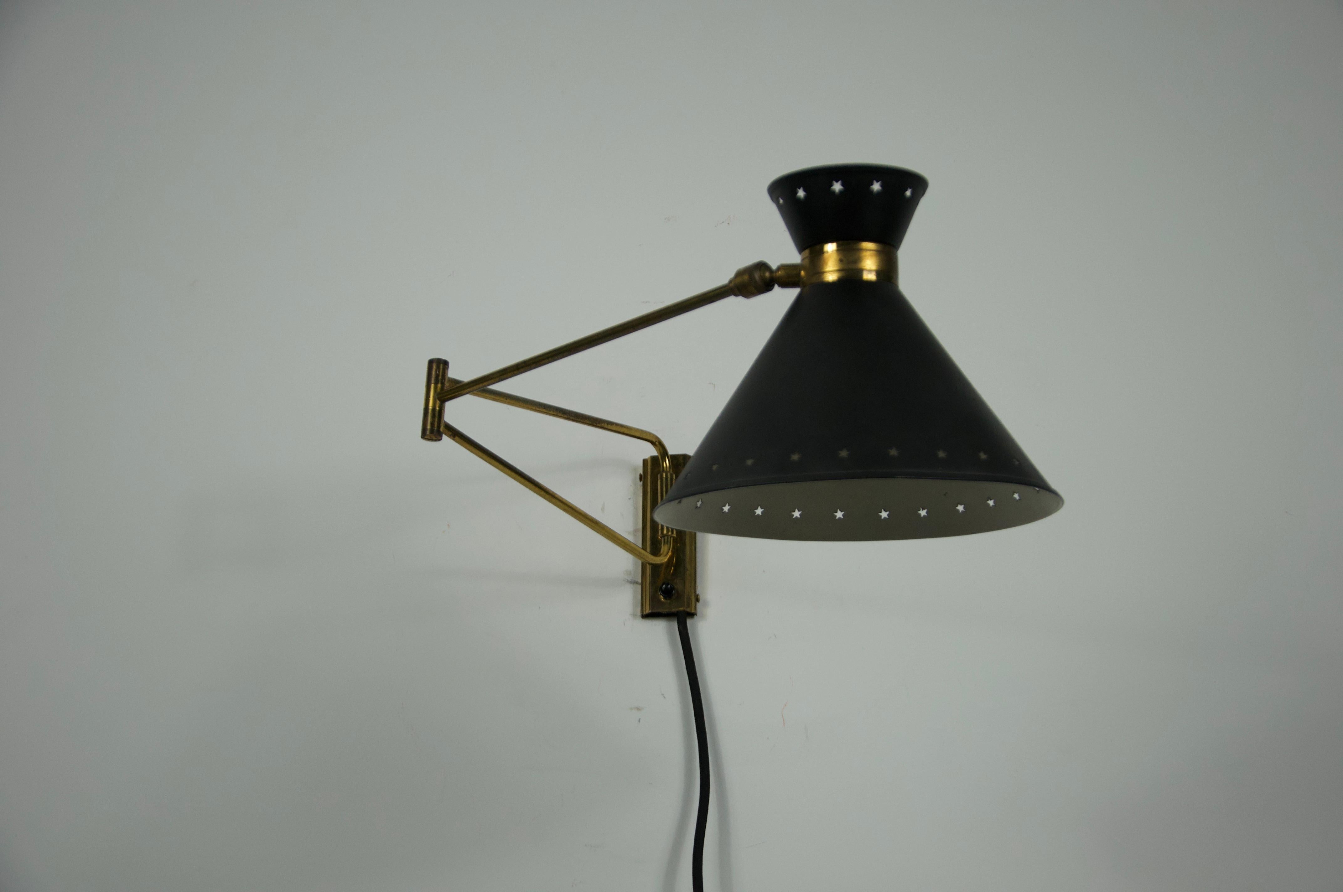 Lámpara de pared de latón y negro de Rene Mathieu para Maison Lunel, 1960, Francia en Bueno estado para la venta en Hagenbach, DE