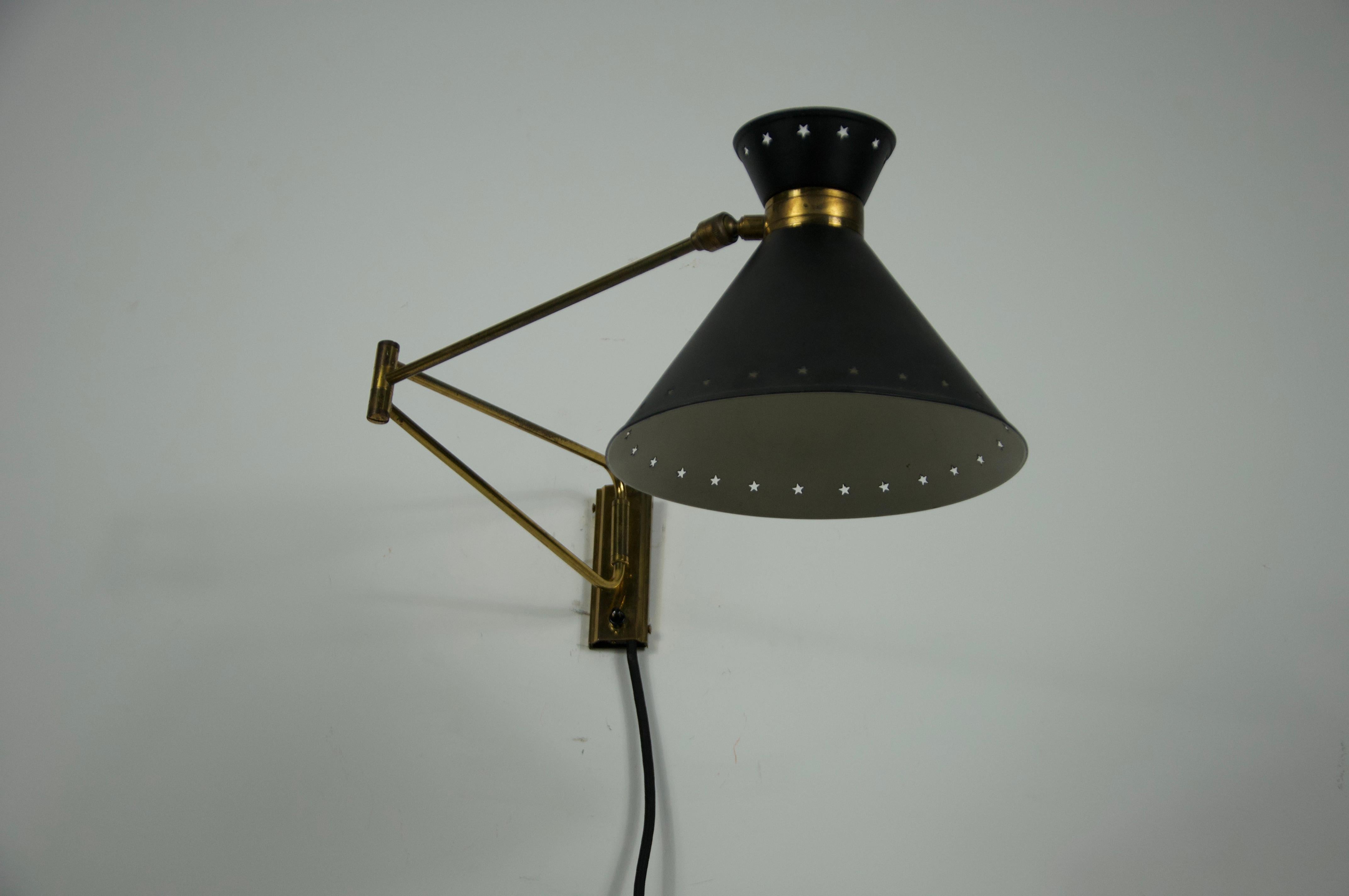 Lámpara de pared de latón y negro de Rene Mathieu para Maison Lunel, 1960, Francia mediados del siglo XX en venta