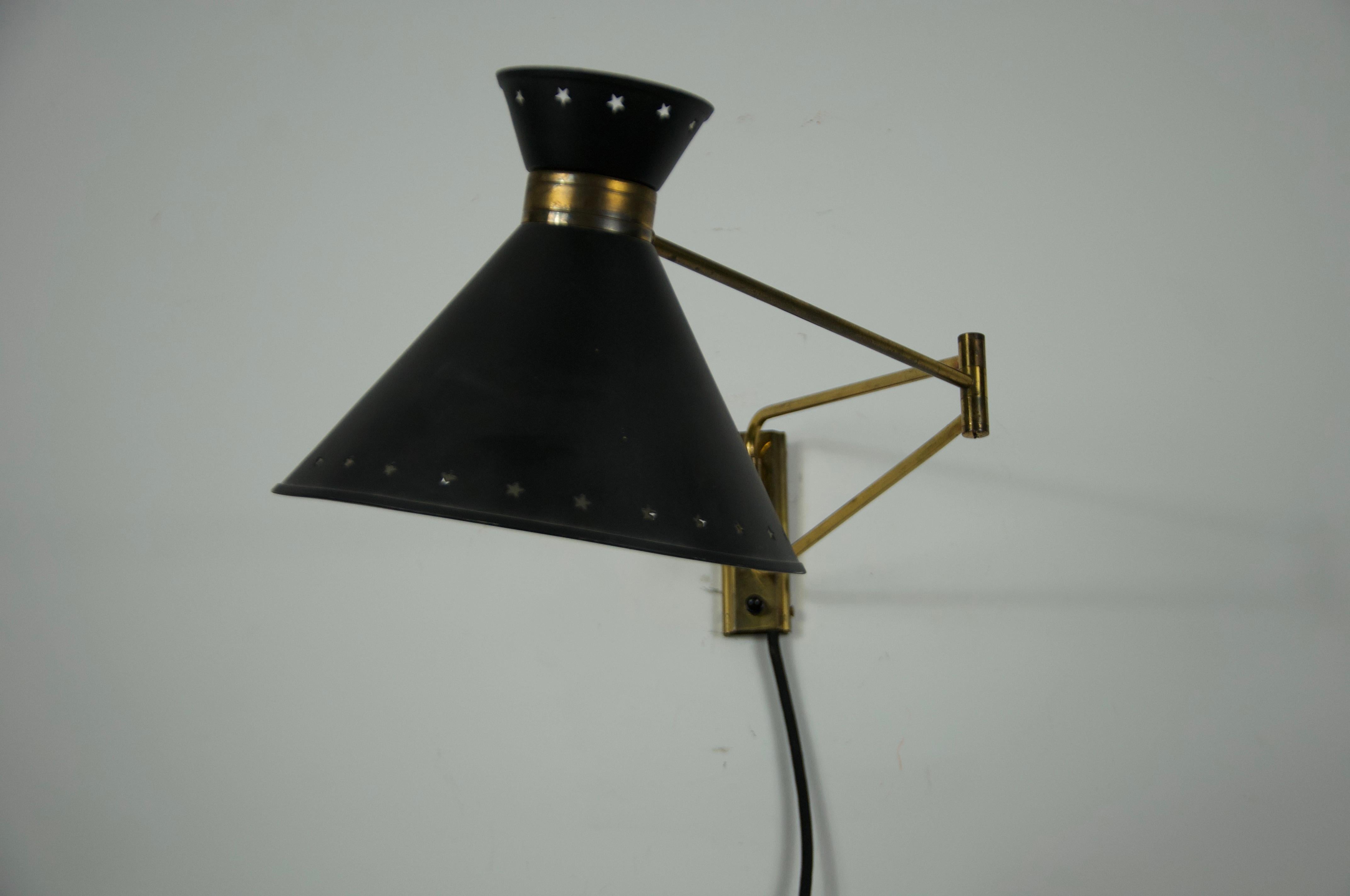Lámpara de pared de latón y negro de Rene Mathieu para Maison Lunel, 1960, Francia Metal en venta
