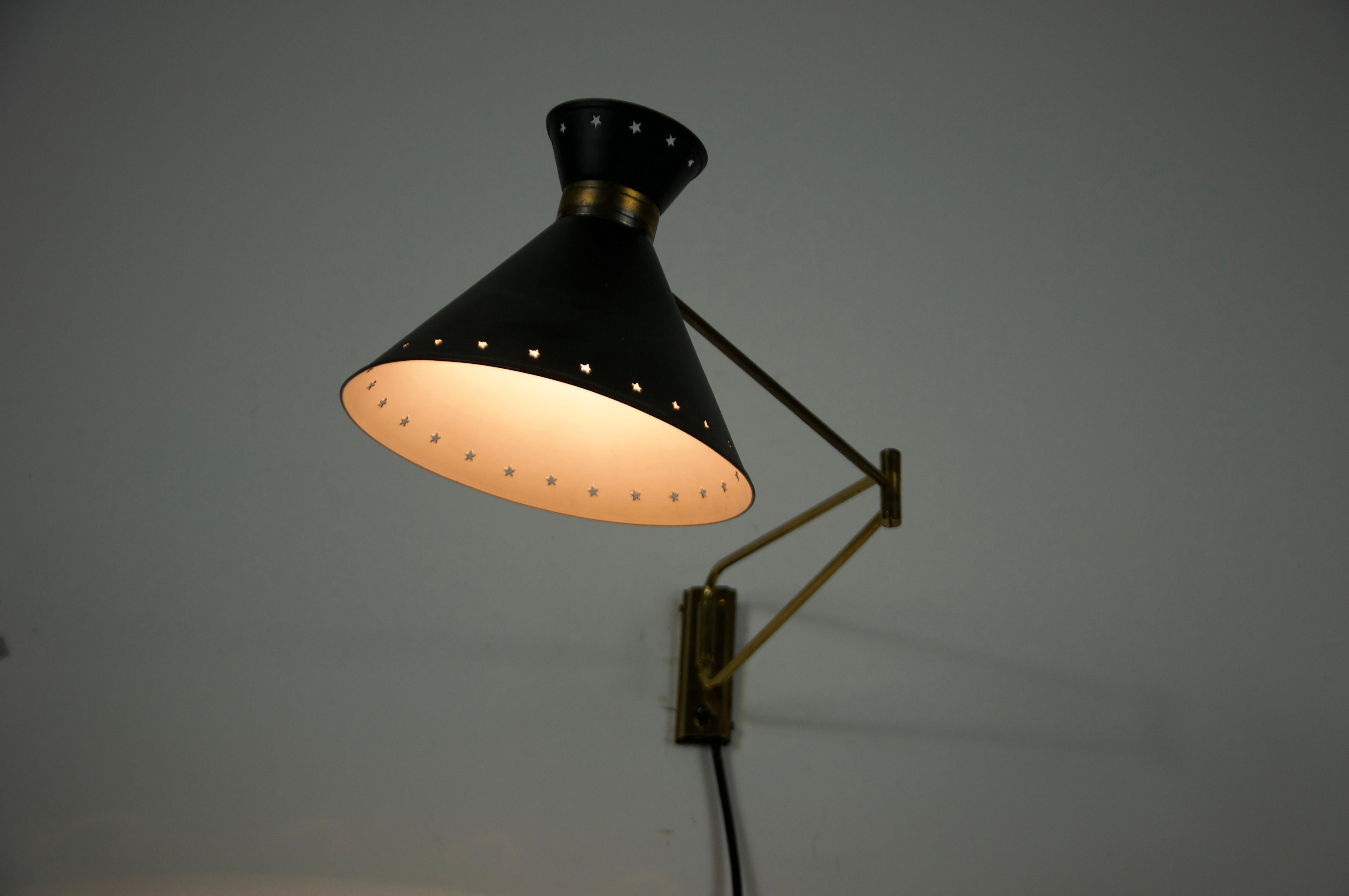Lámpara de pared de latón y negro de Rene Mathieu para Maison Lunel, 1960, Francia en venta 1