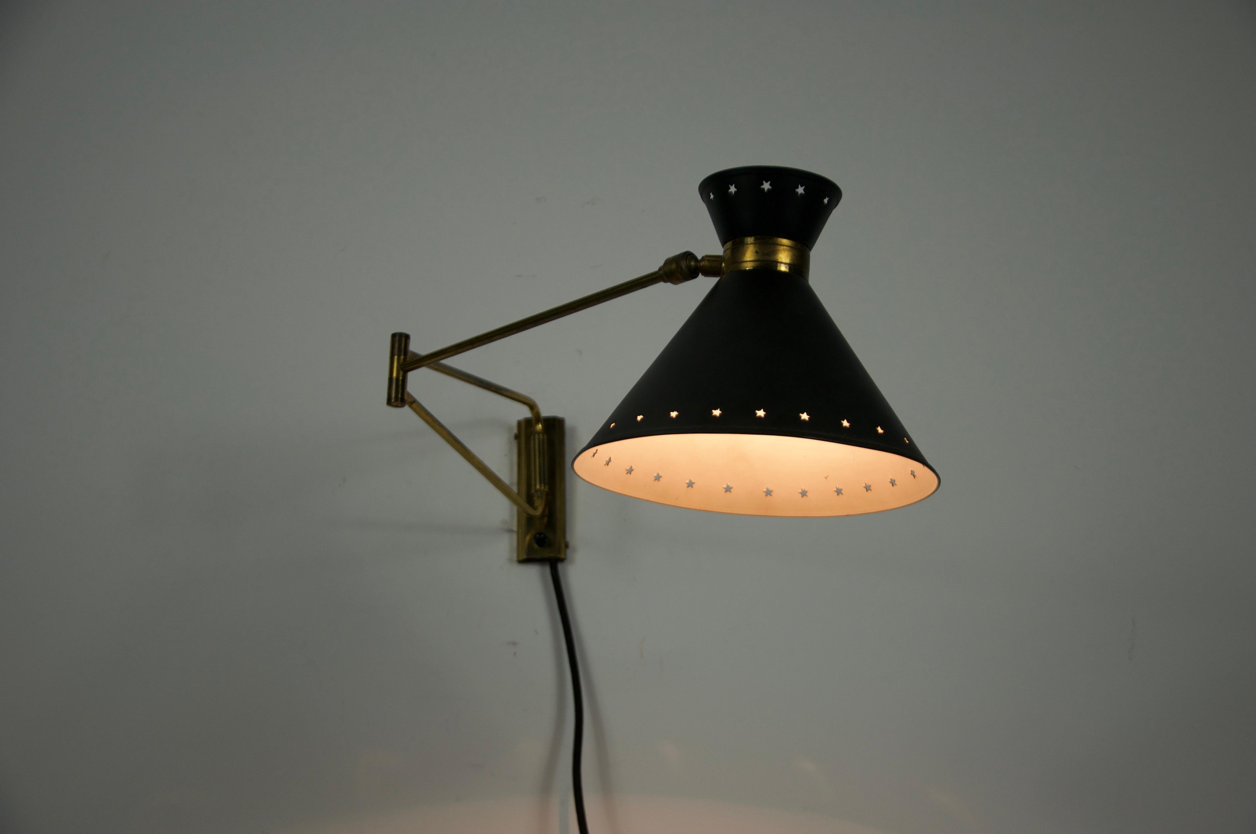 Lámpara de pared de latón y negro de Rene Mathieu para Maison Lunel, 1960, Francia en venta 2