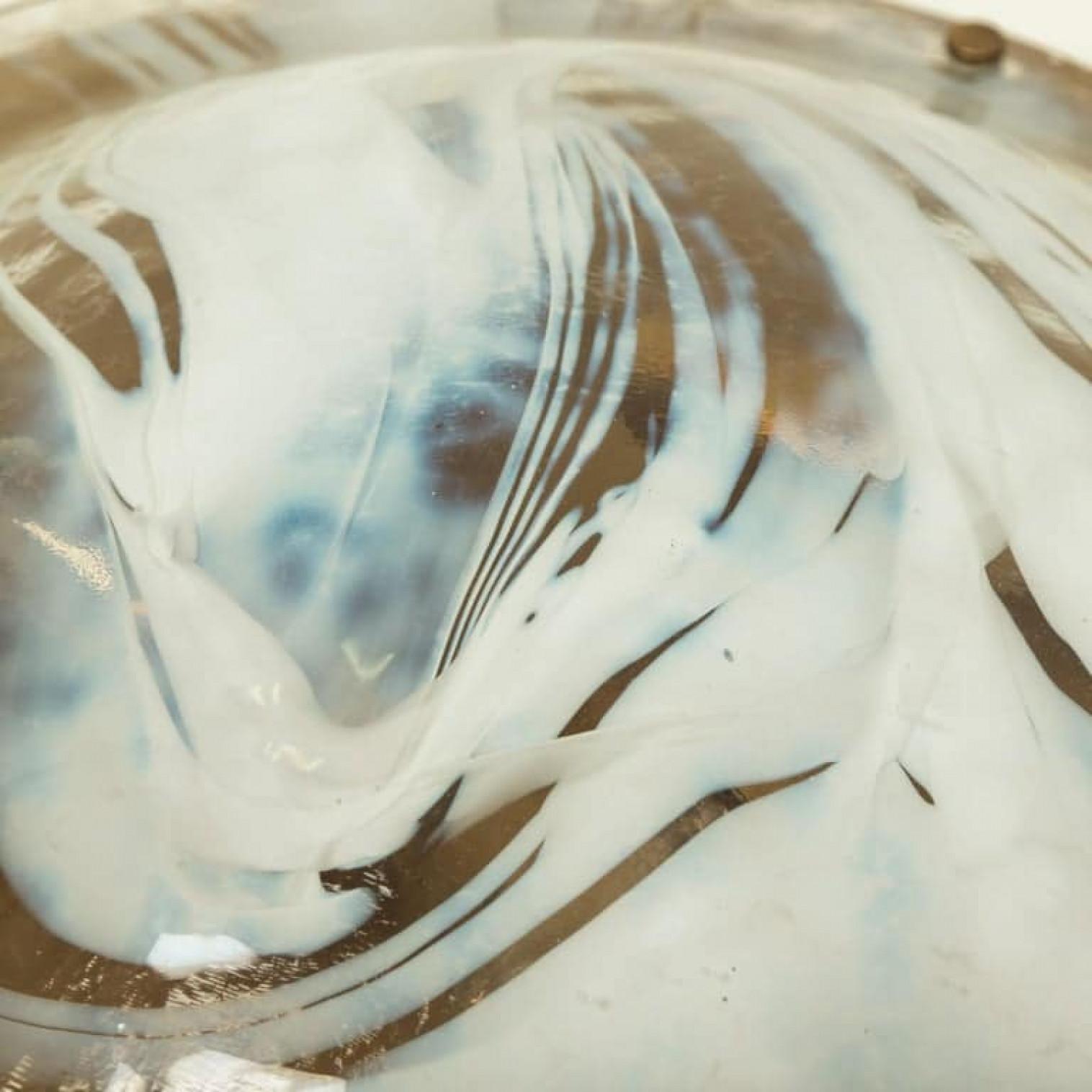 Un affleurant haut de gamme en laiton et verre de Murano par Hillebrand. Fabriqué à la fin des années 1960 et au début des années 1970. L'anneau en laiton supporte un énorme verre soufflé lourd avec quatre supports en laiton. Le verre réfléchi