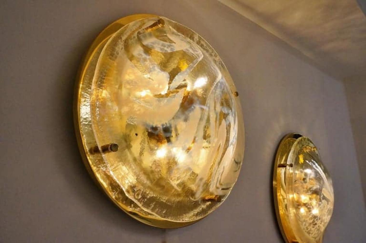 Mid-Century Modern Applique murale en laiton et verre de Murano soufflé de Hillebrand, Autriche en vente