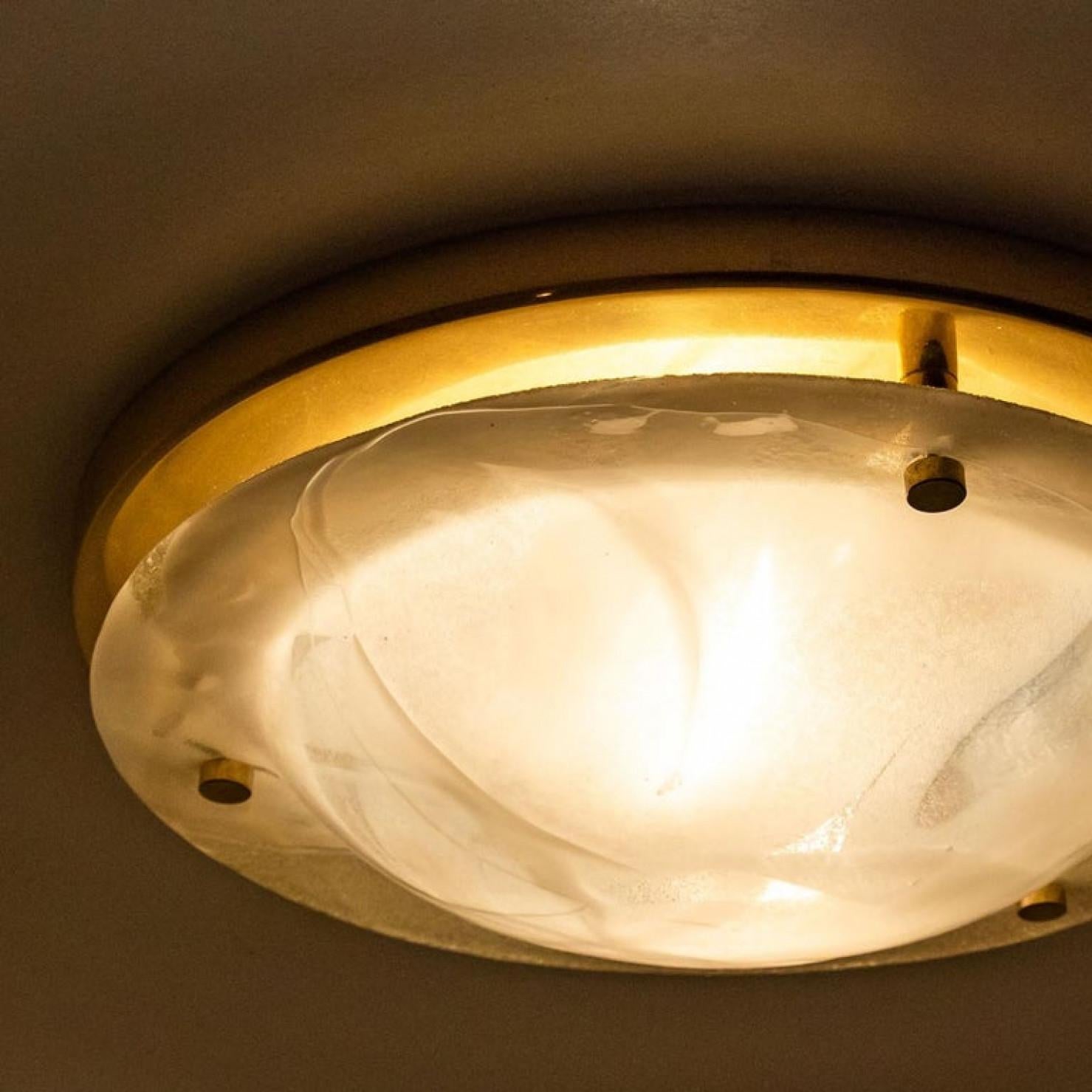 Mid-Century moderno Lampada da parete o da incasso in ottone e vetro di Murano soffiato, anni '60 in vendita