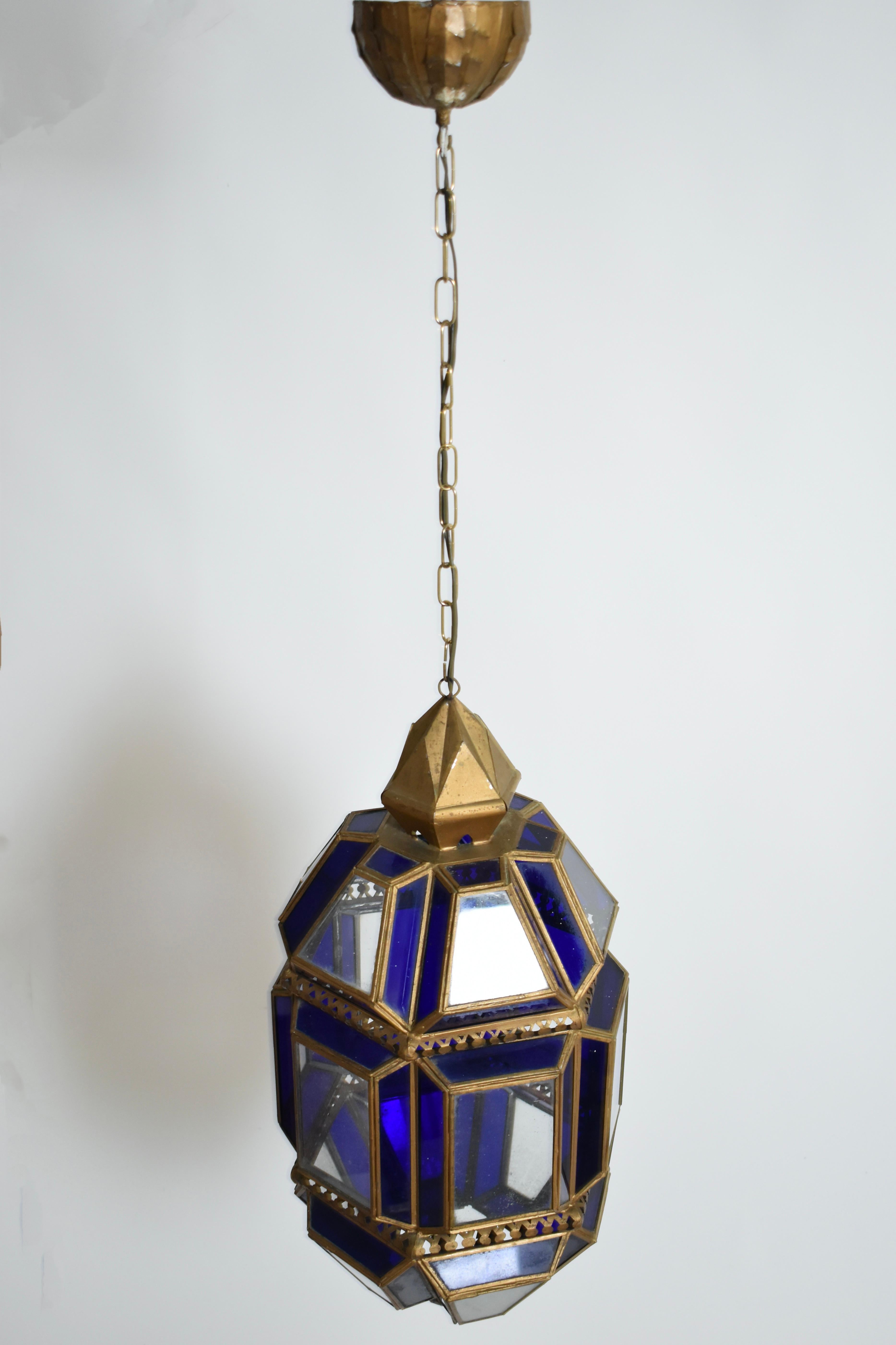 Lámpara de techo de latón y cristal azul. Portugal, años 70.