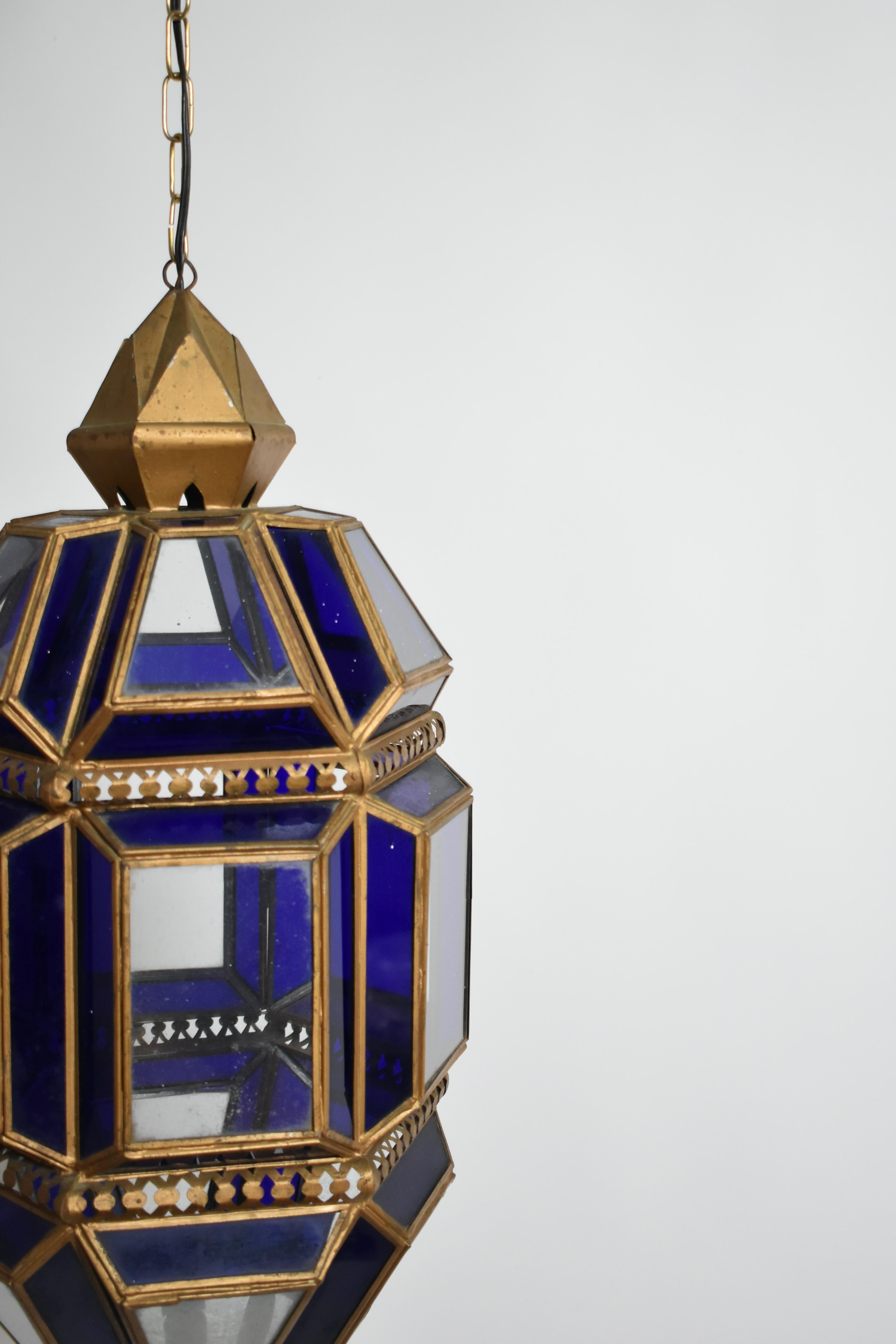Lámpara de techo de latón y cristal azul, años 70. en Excelente estado para la venta en Lisboa, PT