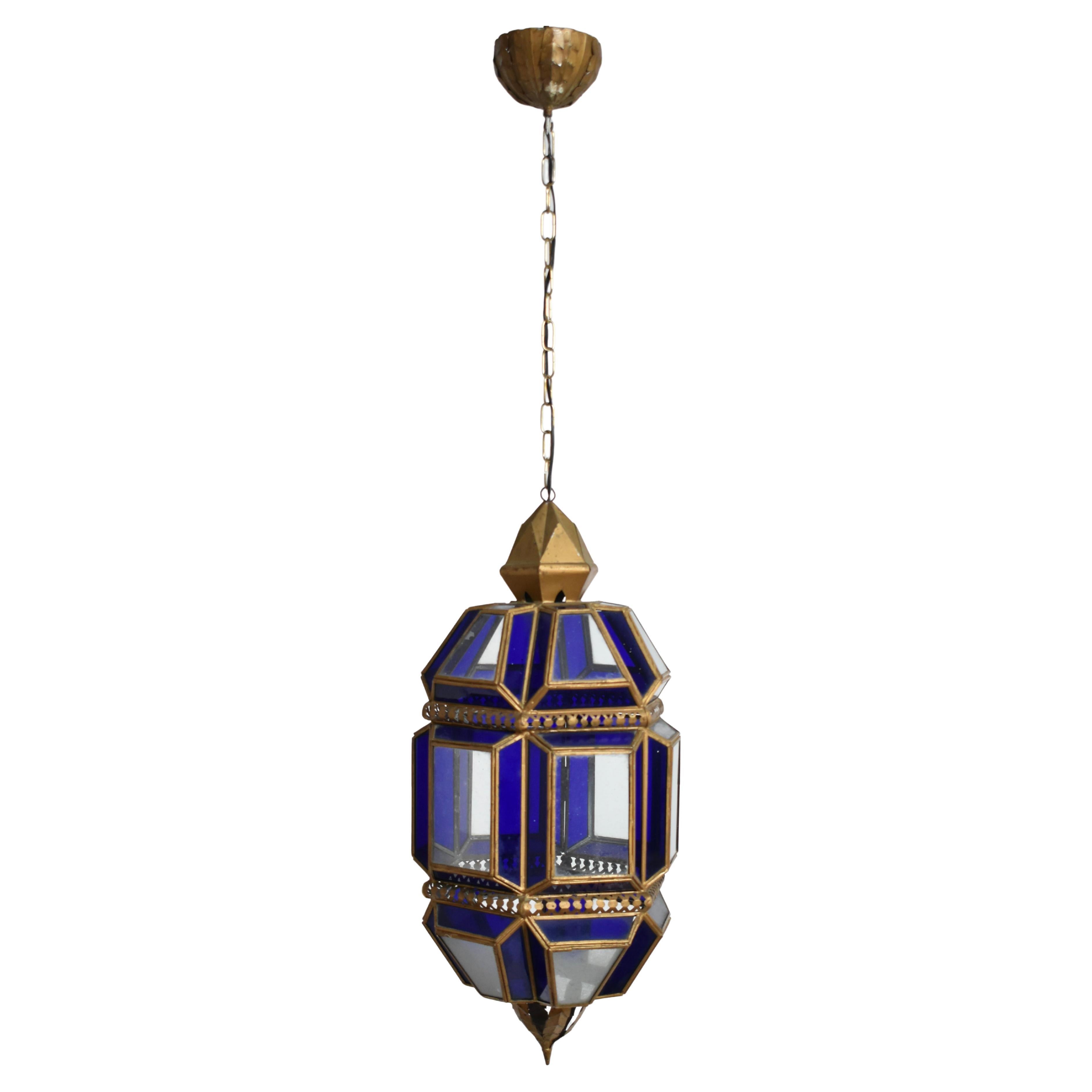 Deckenlampe mit Laterne aus Messing und blauem Glas, 1970er Jahre.