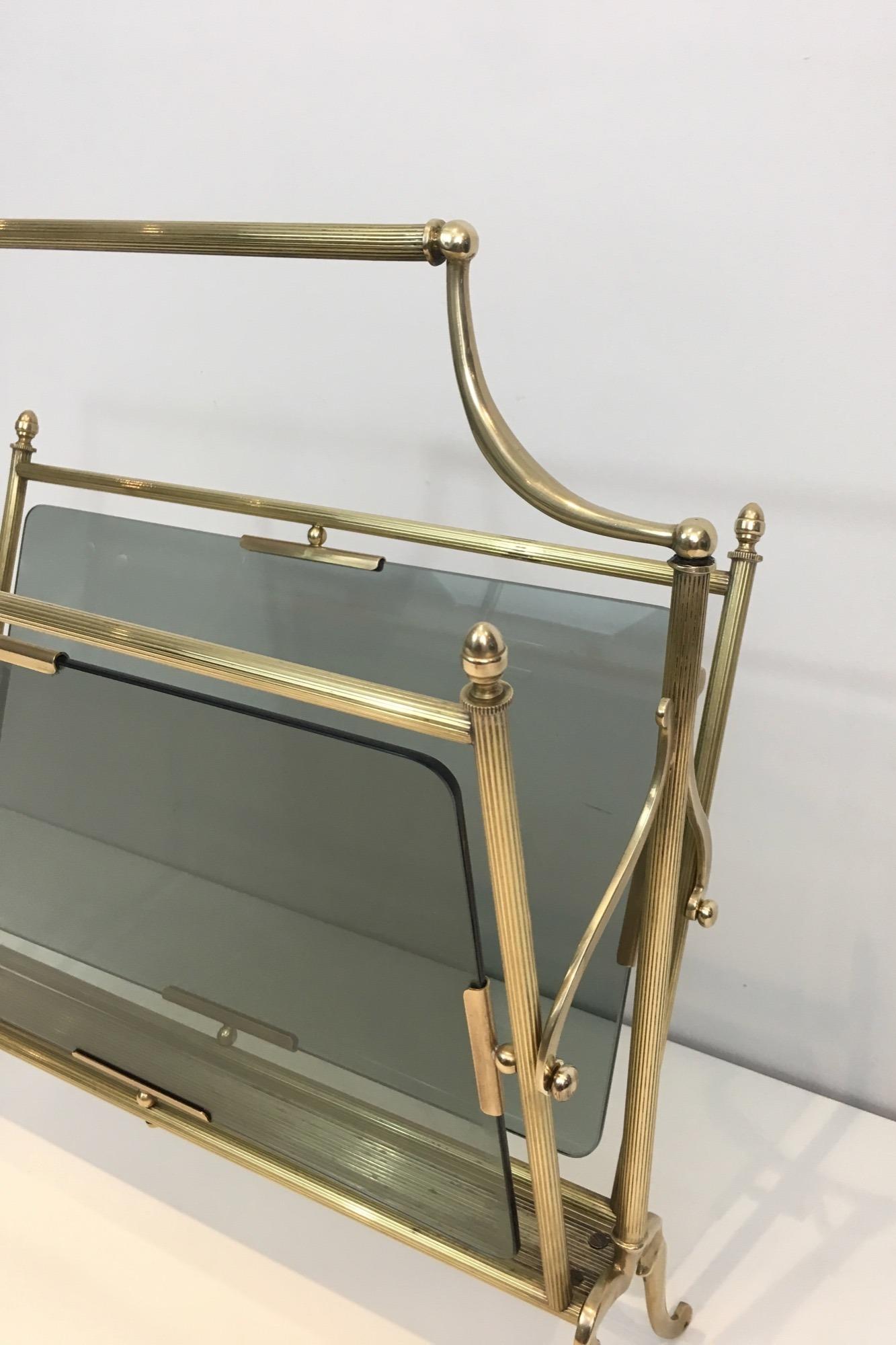 Brass and Blueish Glass Magazine Rack by Maison Jansen In Good Condition For Sale In Marcq-en-Barœul, Hauts-de-France