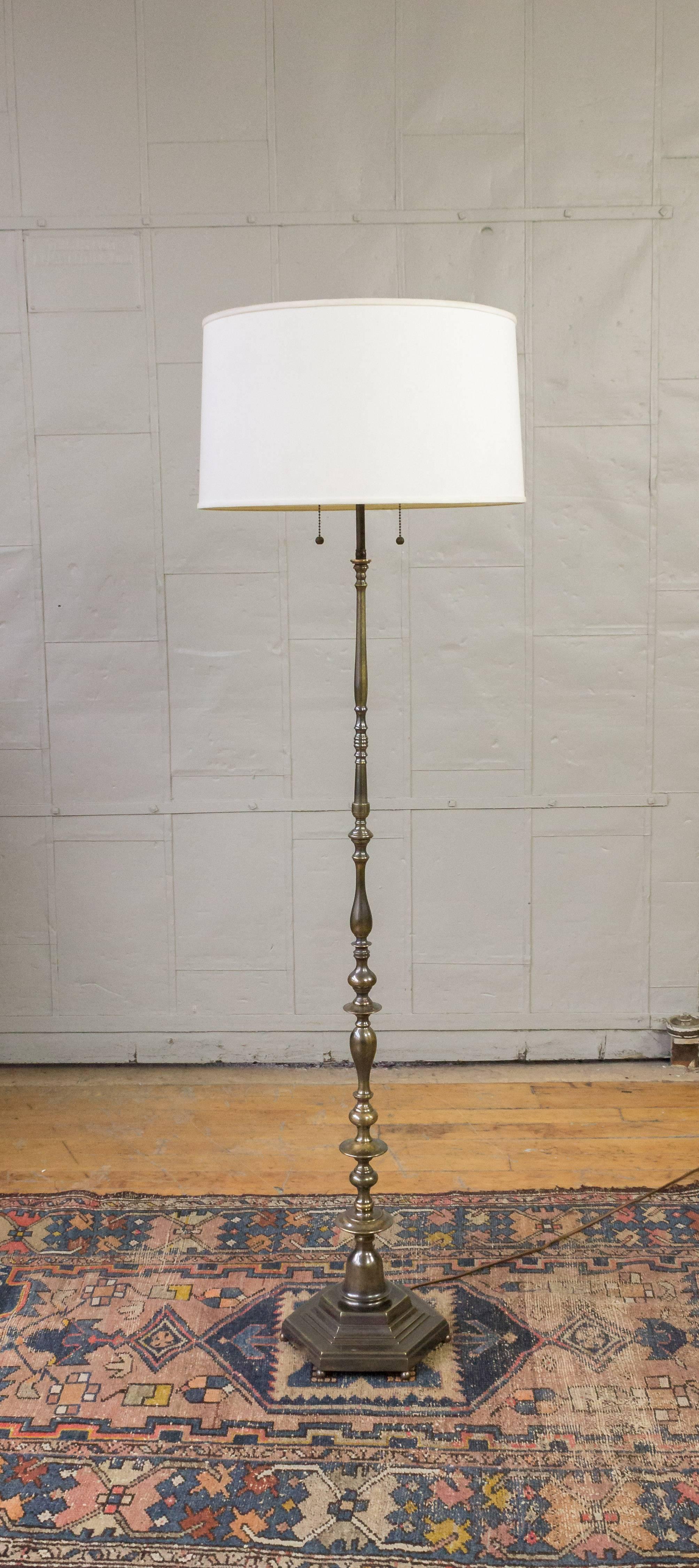 Néoclassique Lampadaire en laiton et bronze avec patine finie à la main