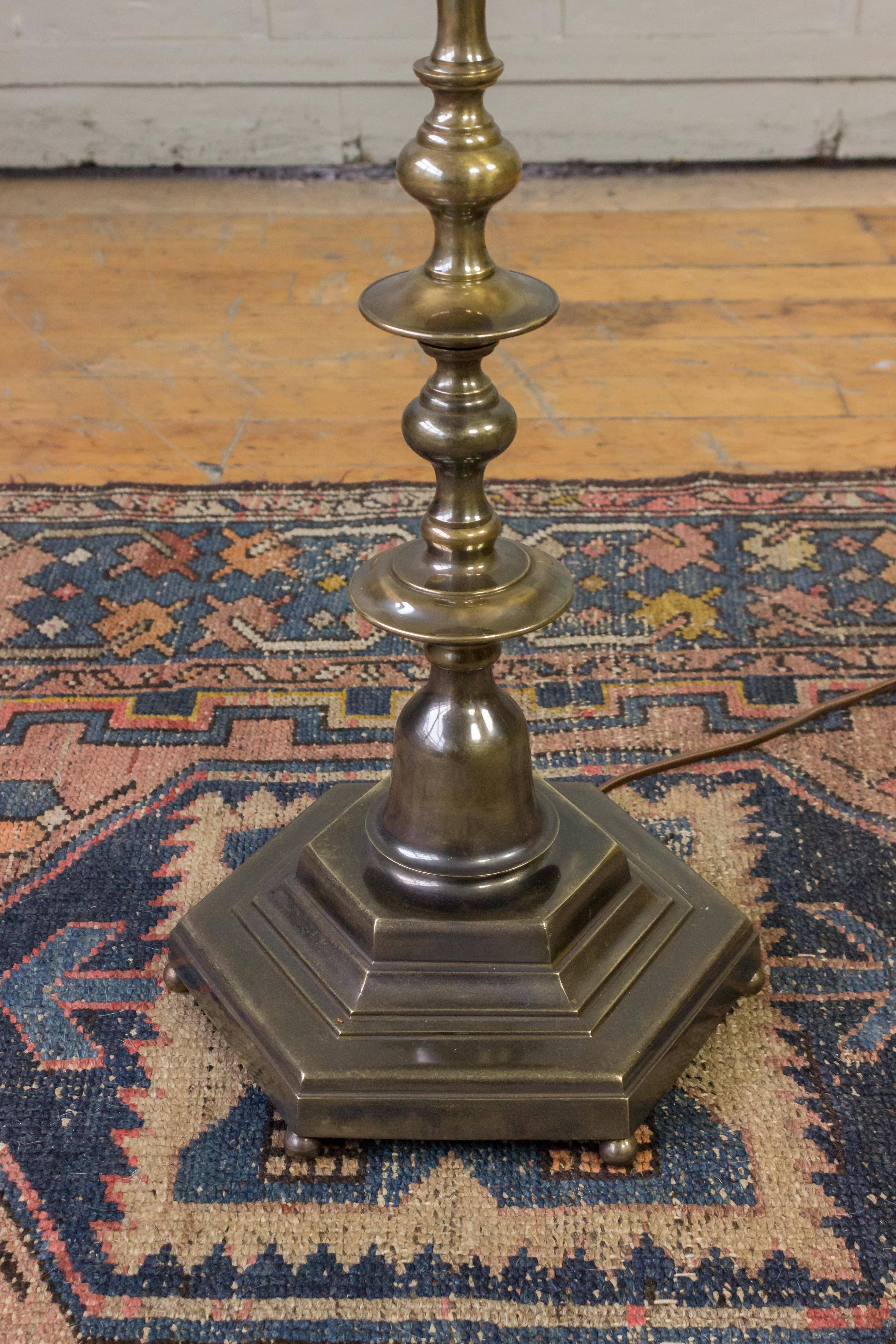 Stehlampe aus Messing und Bronze mit handgefertigter Patina (Französisch) im Angebot