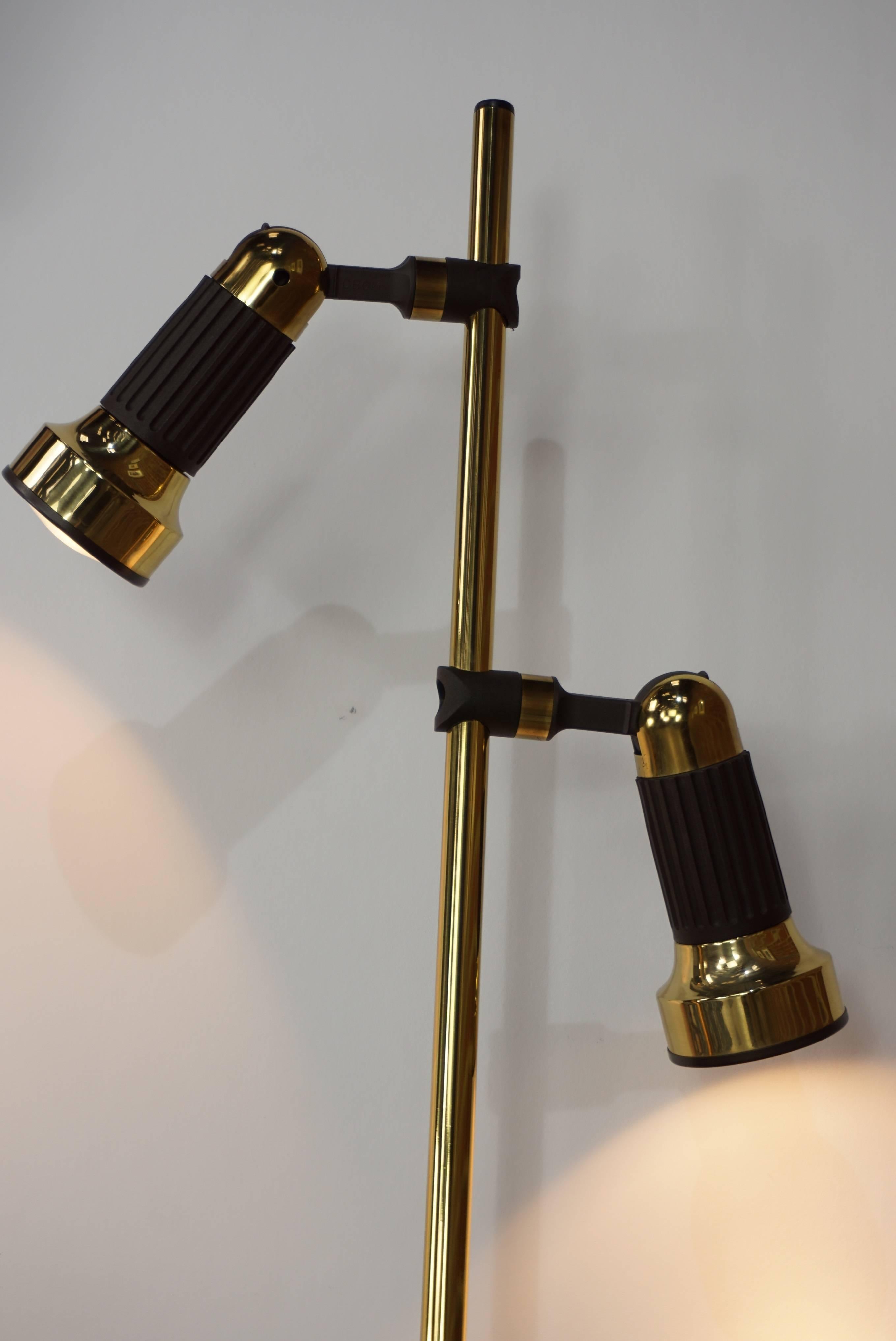 Stehlampe aus Messing und braunen Abs im Mid-Century-Design von Sische (Moderne der Mitte des Jahrhunderts)