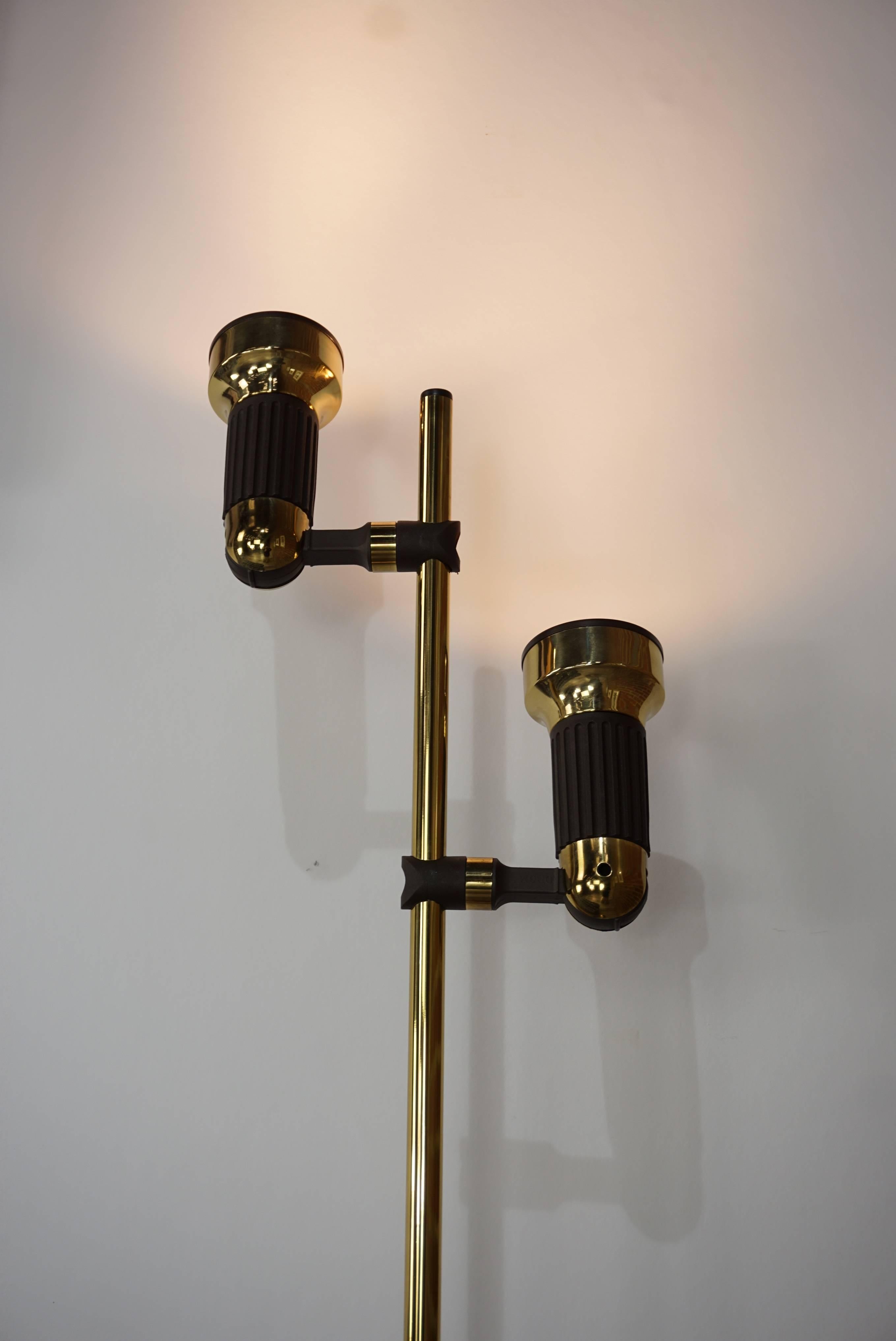 Stehlampe aus Messing und braunen Abs im Mid-Century-Design von Sische im Zustand „Hervorragend“ in Tourcoing, FR