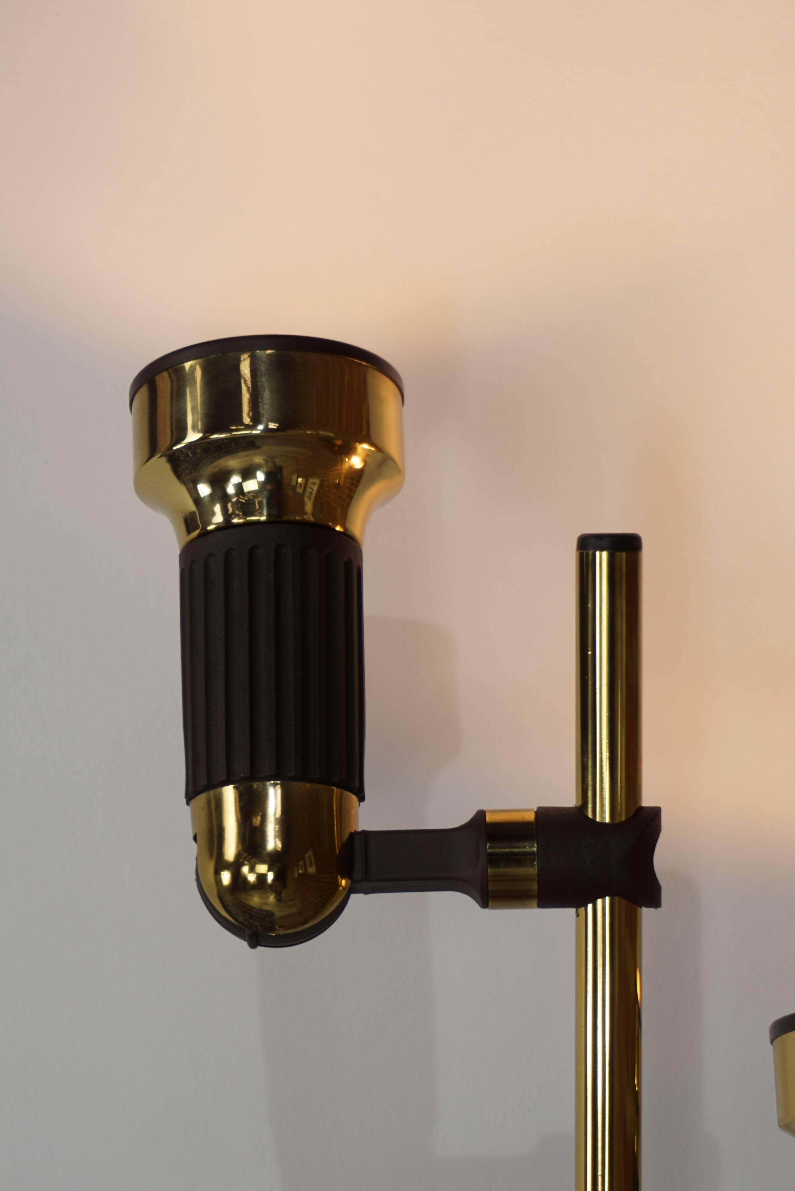Stehlampe aus Messing und braunen Abs im Mid-Century-Design von Sische 2