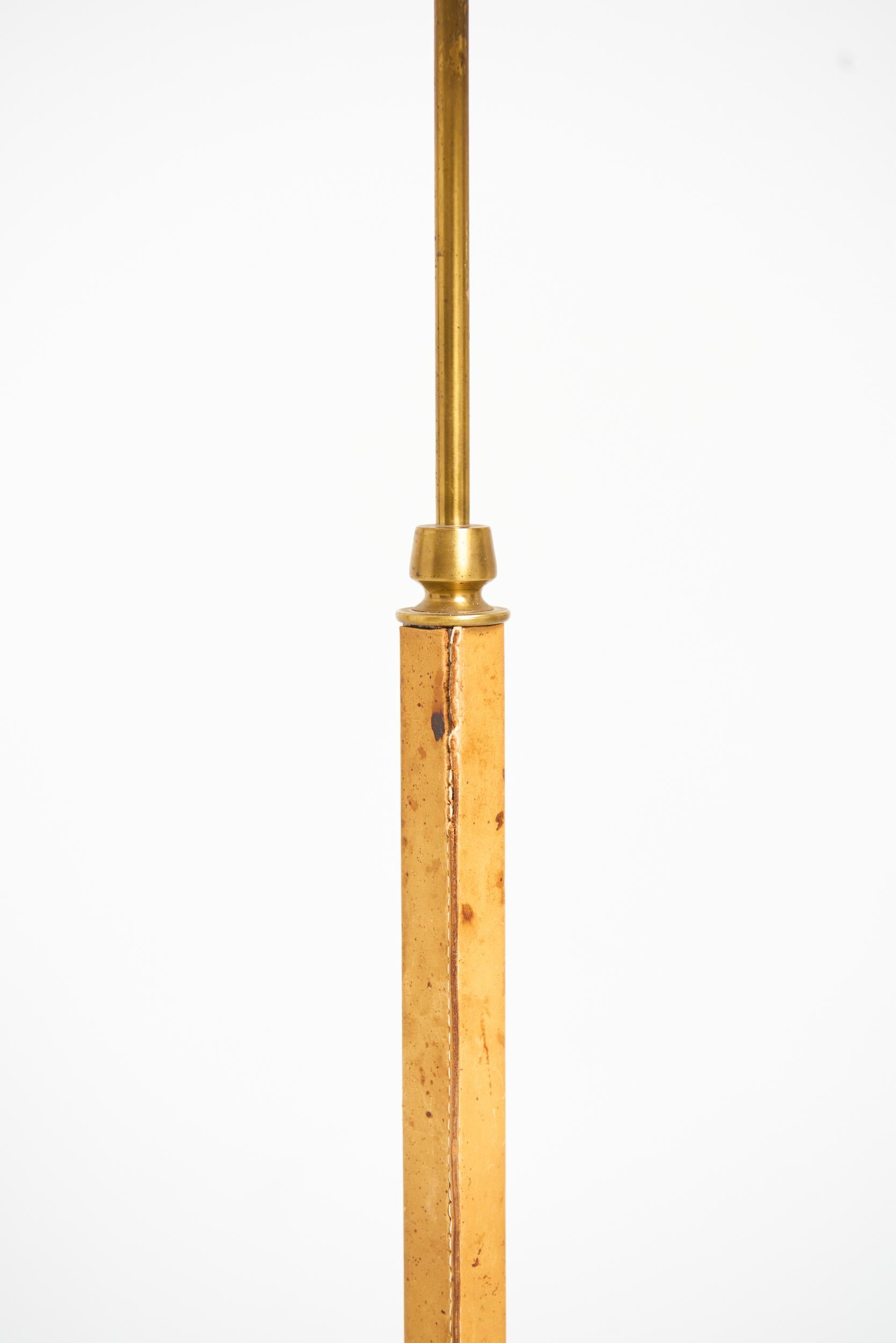 Eine Stehlampe aus Messing und braunem Leder von Falkenbergs Belysning.
Schweden, drittes Quartal des 20. Jahrhunderts
Mit dem Schirm: 141 cm Höhe und 35,5 cm Durchmesser
Nur Lampenfuß: 124 cm Höhe und 23,5 cm Durchmesser