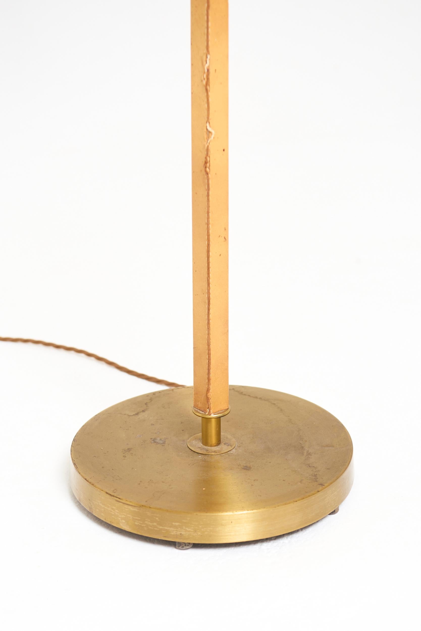 Stehlampe aus Messing und braunem Leder (Moderne der Mitte des Jahrhunderts) im Angebot