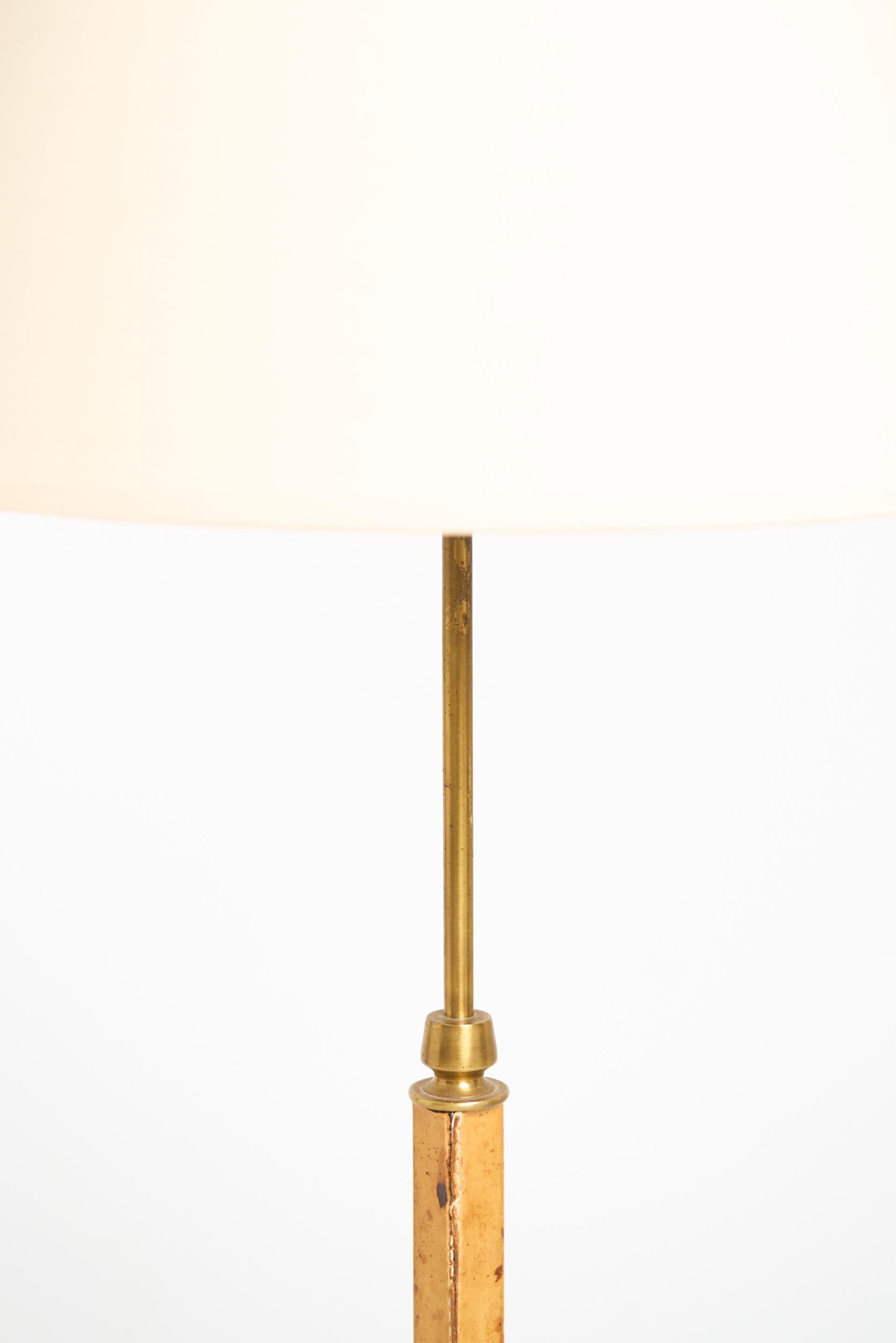 Stehlampe aus Messing und braunem Leder (Schwedisch) im Angebot