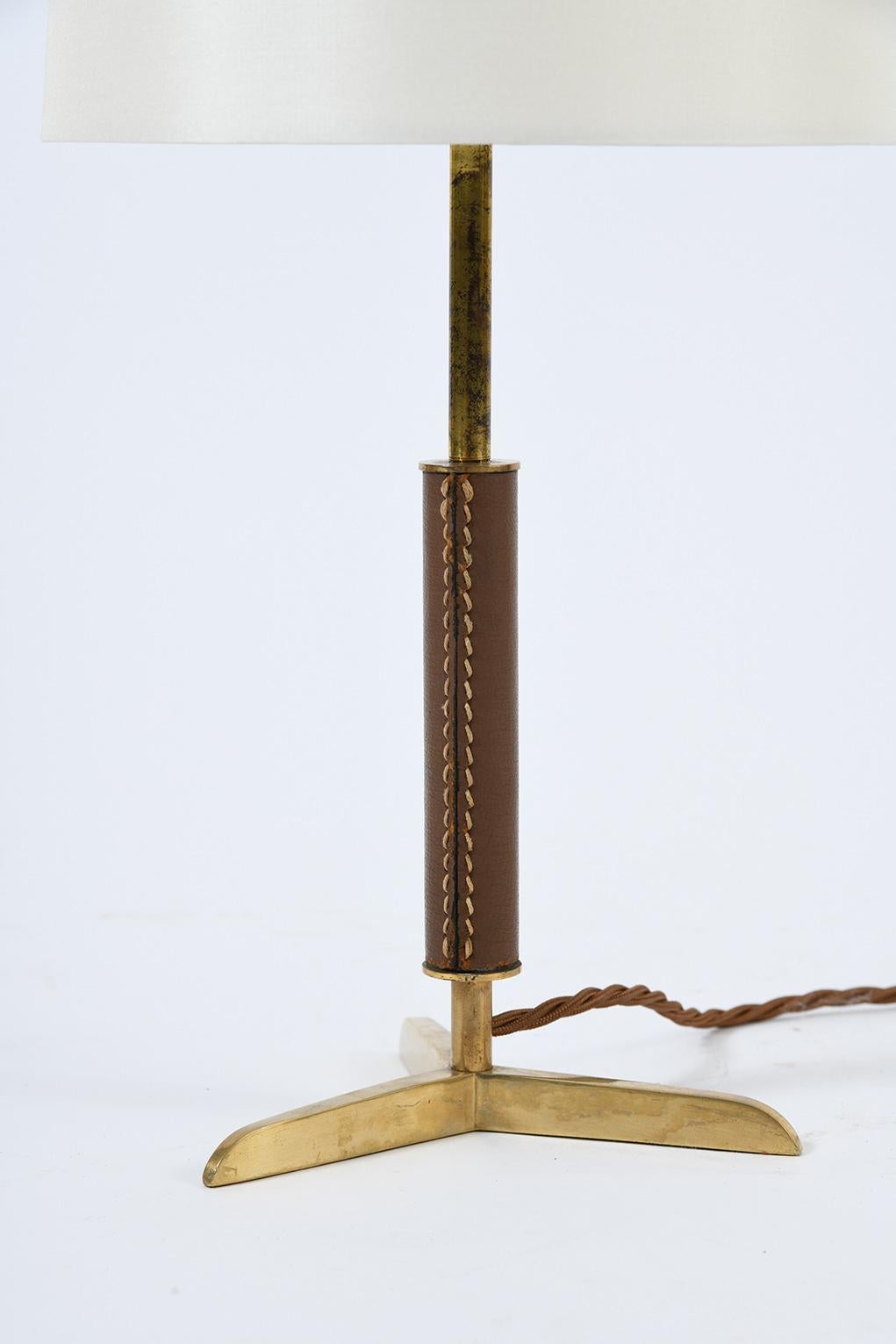 Brass and Brown Leather Table Lamp, in the Manner of Jacques Adnet In Good Condition In London, GB