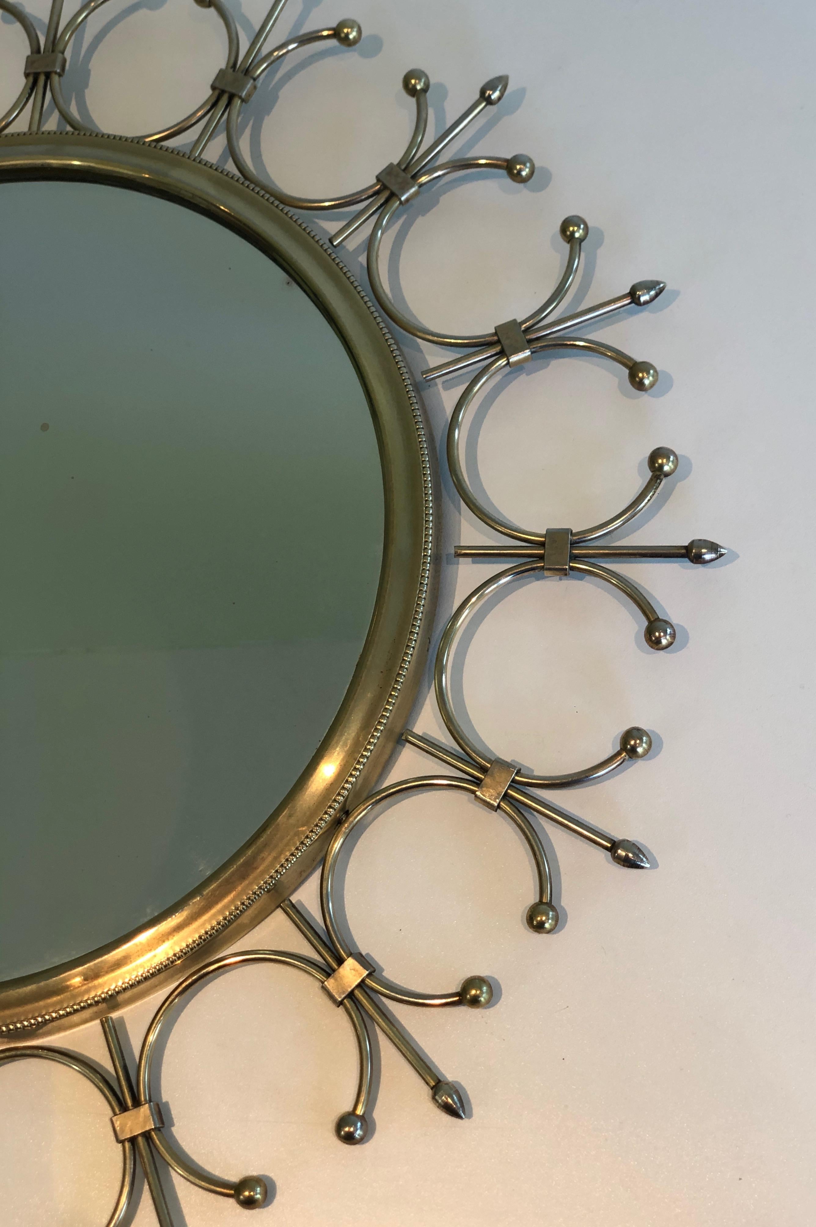 Spiegel aus Messing und gebürstetem Stahl mit Sonnenschliff. Französisches Werk, ca. 1970 im Angebot 2