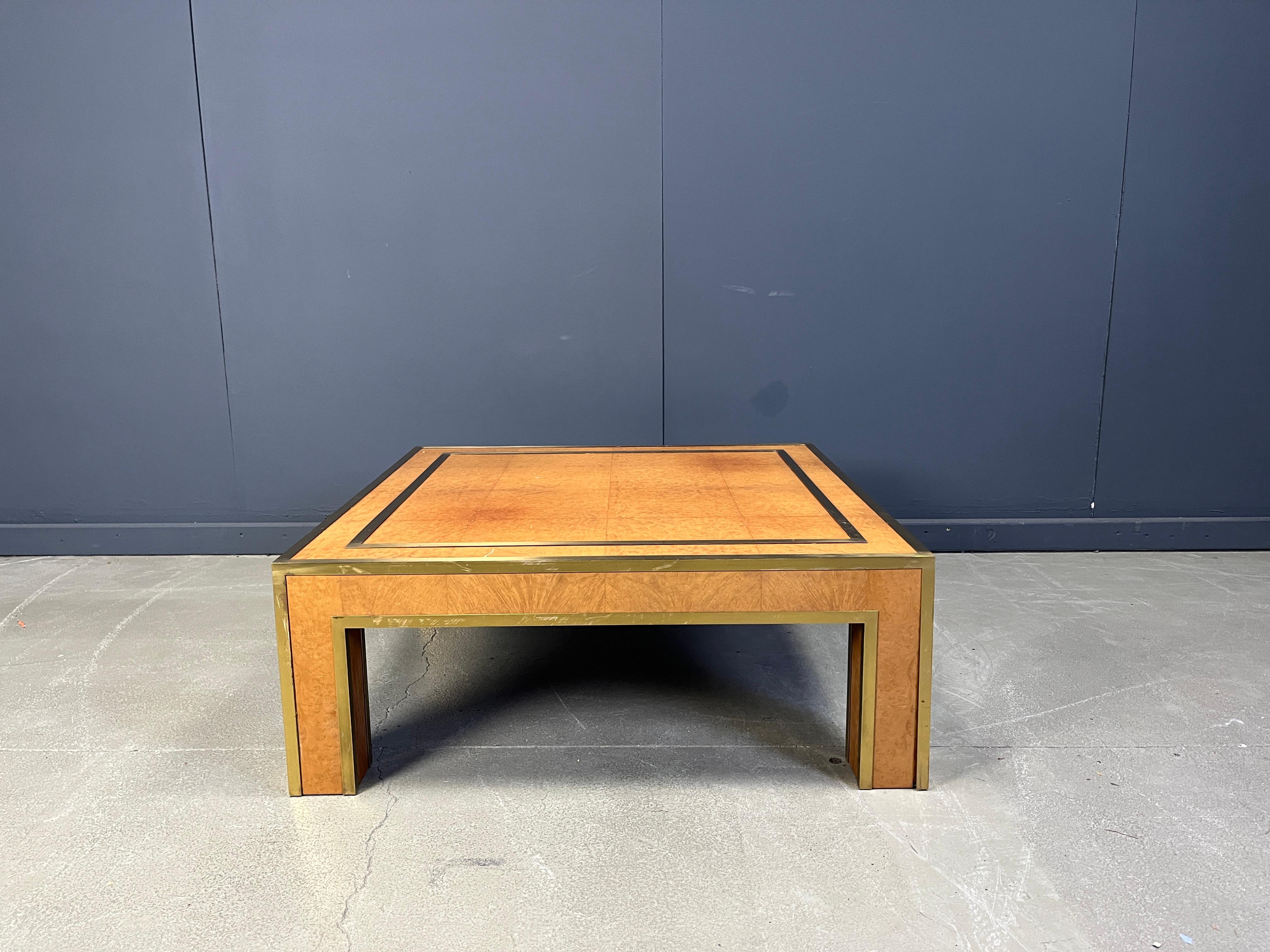 Table basse en ronce et laiton de Jean Claude Mahey.

Magnifique motif de ronce de bois naturel sur l'ensemble de la pièce, combiné à une luxueuse finition en laiton.

Des vibrations glam des années soixante-dix

Années 1970 - France

Bon état