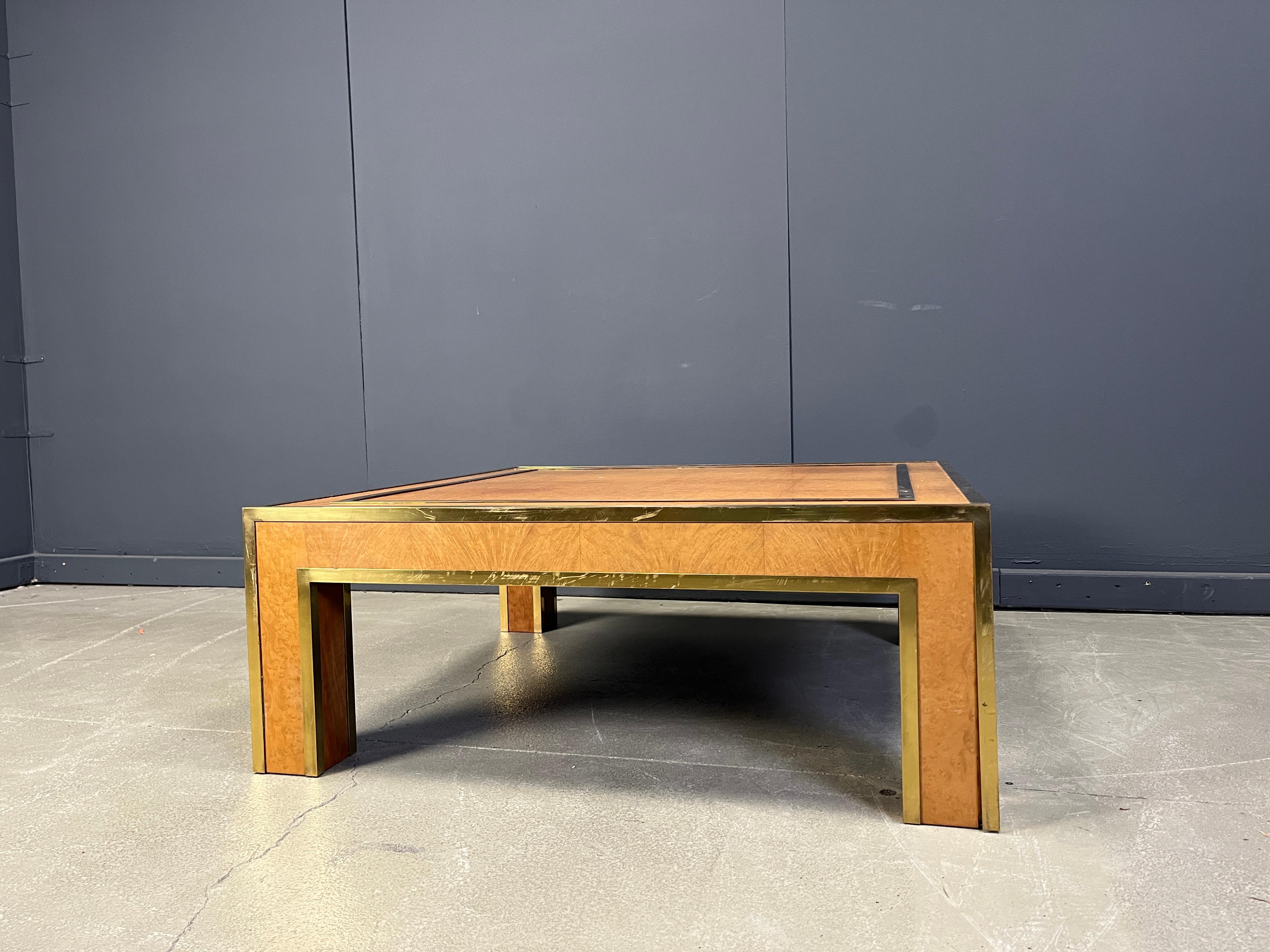 Hollywood Regency Table basse en laiton et bois de ronce par Jean Claude Mahey, années 1970 en vente
