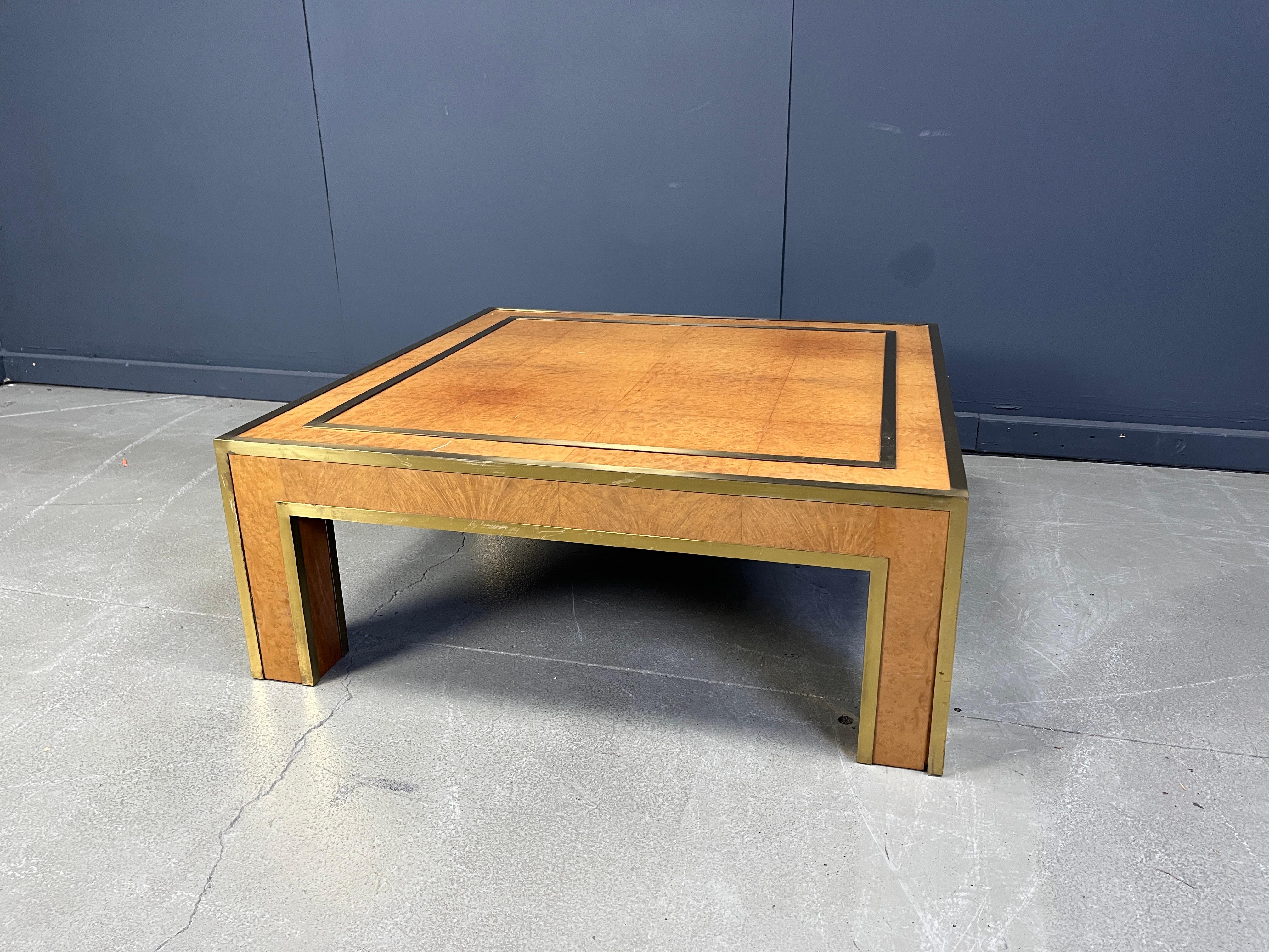 Français Table basse en laiton et bois de ronce par Jean Claude Mahey, années 1970 en vente