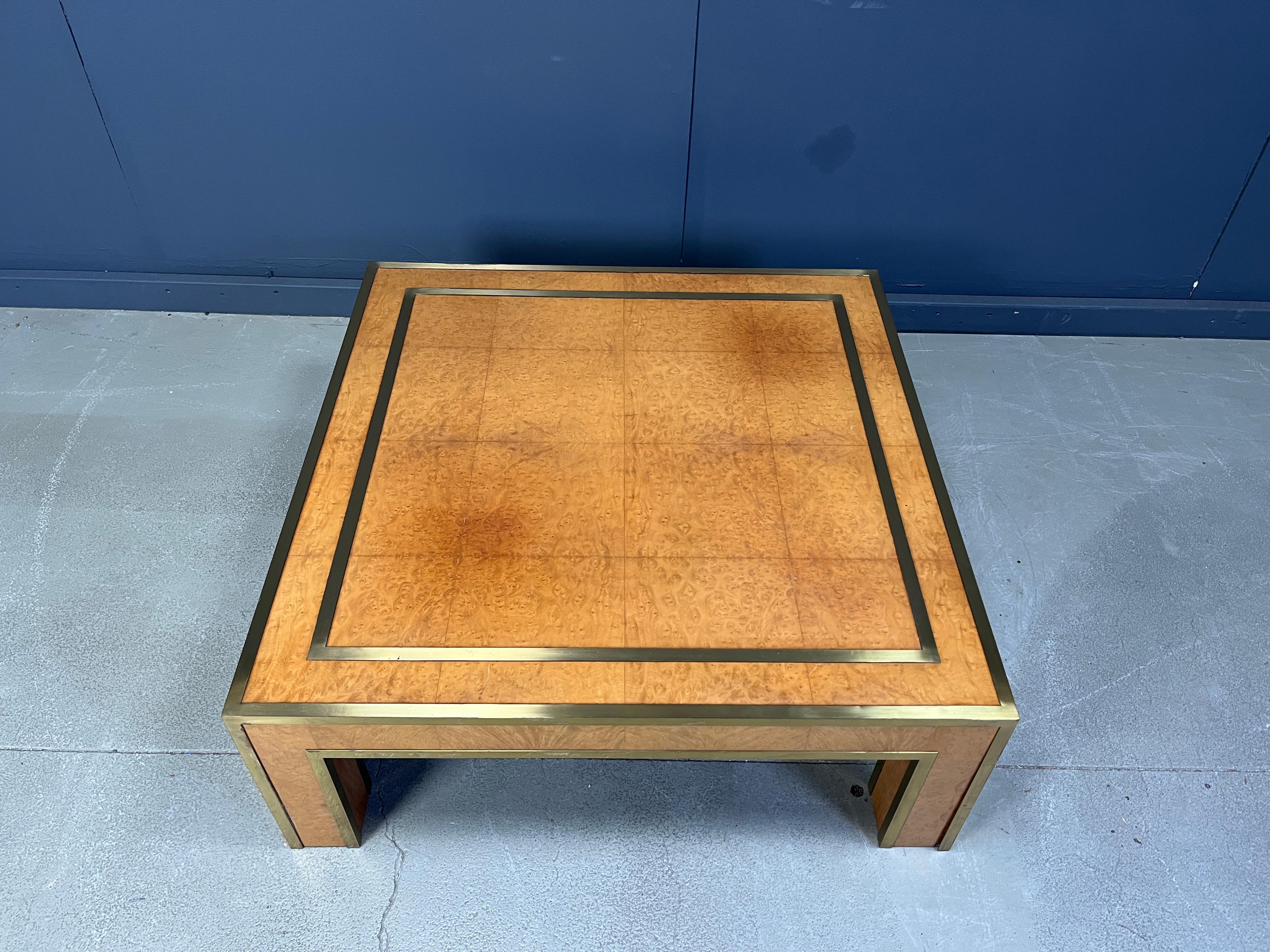 Table basse en laiton et bois de ronce par Jean Claude Mahey, années 1970 Bon état - En vente à Leuven, Vlaams Gewest
