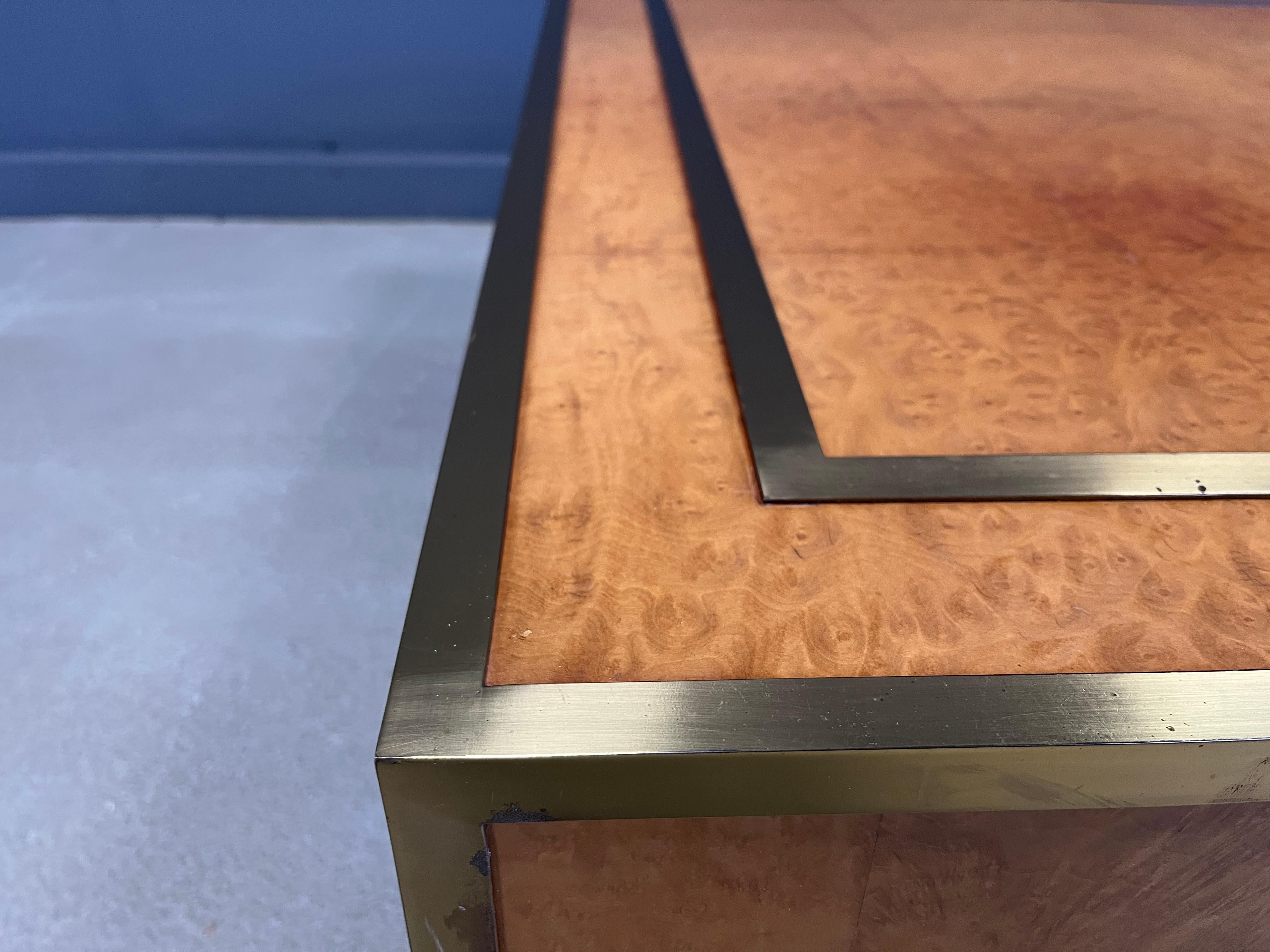 Laiton Table basse en laiton et bois de ronce par Jean Claude Mahey, années 1970 en vente