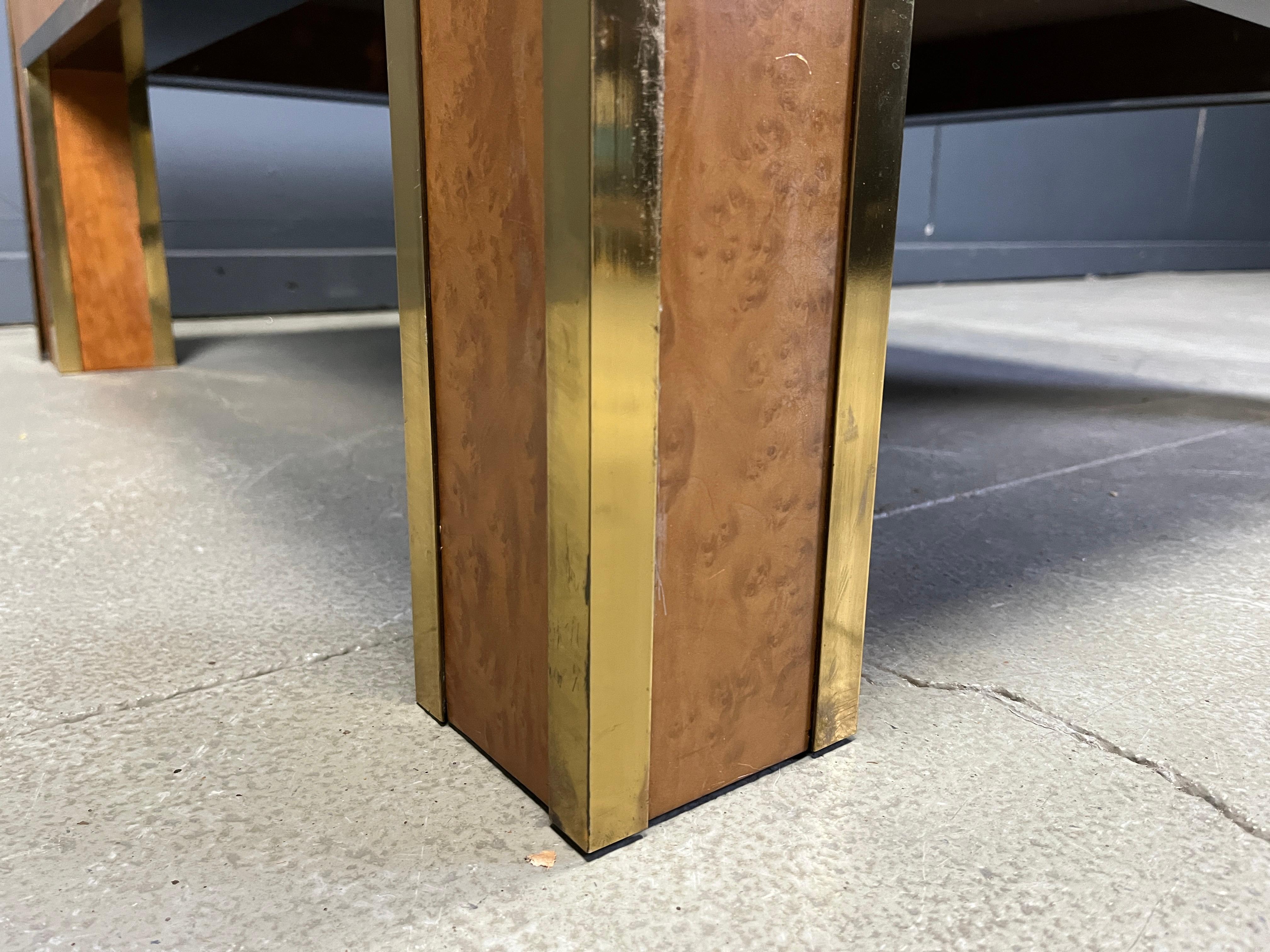 Table basse en laiton et bois de ronce par Jean Claude Mahey, années 1970 en vente 1