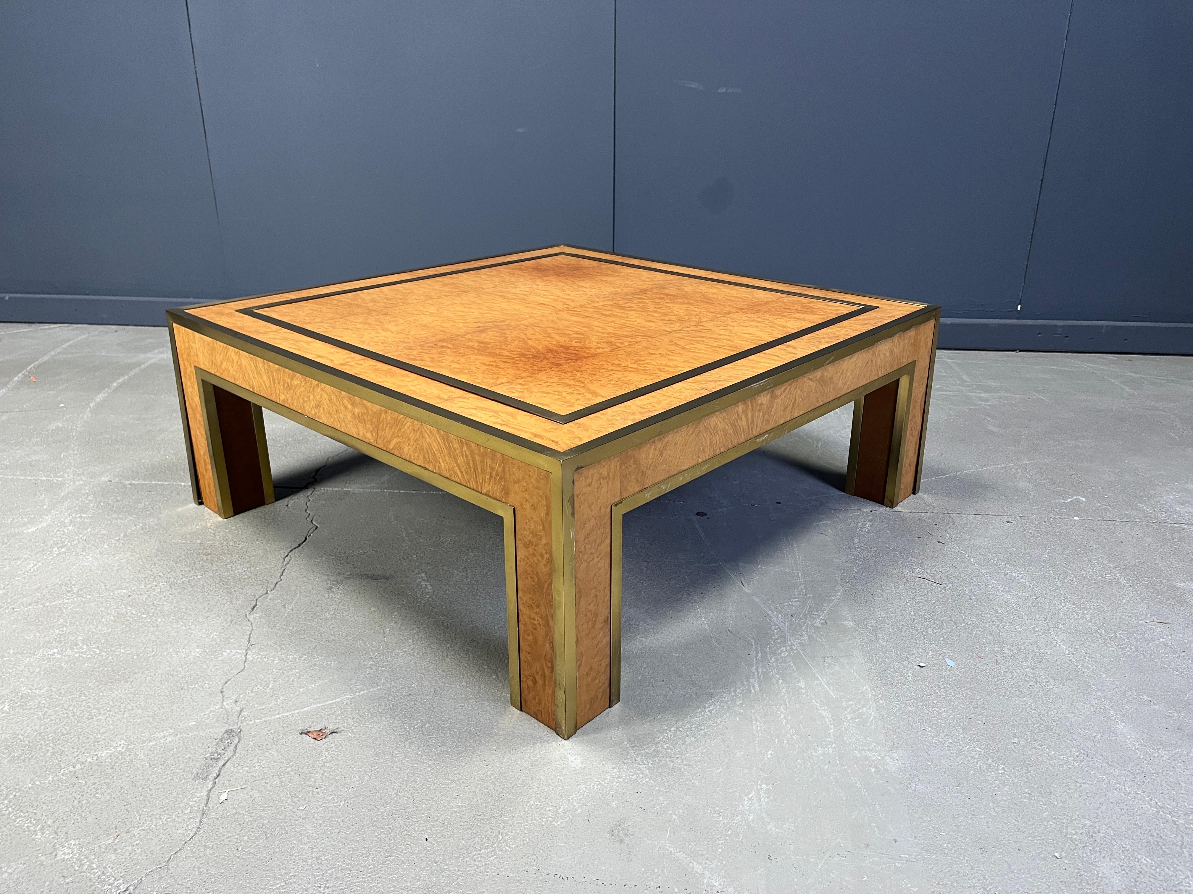 Table basse en laiton et bois de ronce par Jean Claude Mahey, années 1970 en vente 2