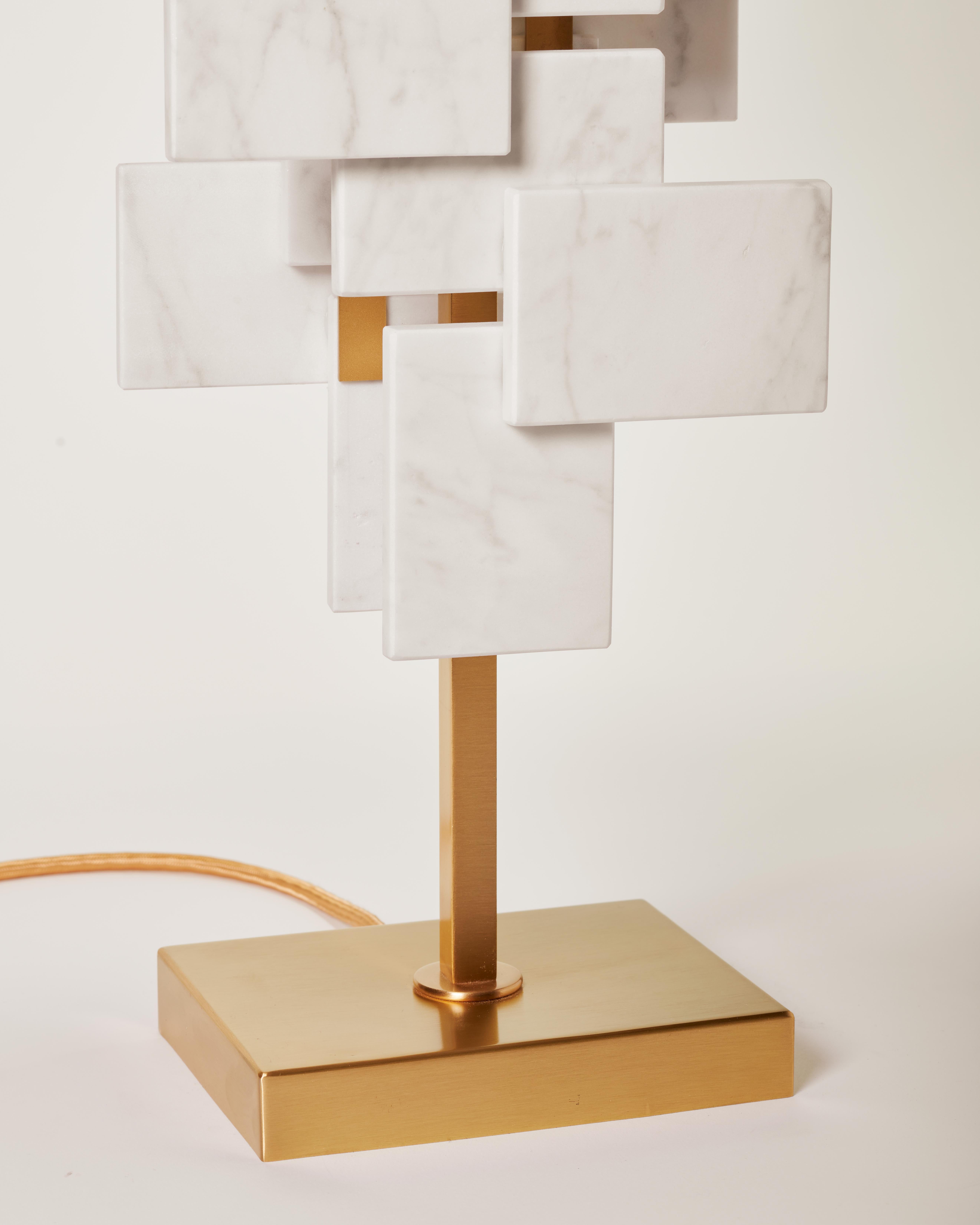 Lámpara de mesa de latón y baldosas de mármol de Carrara by MATLIGHT Milano Posmoderno en venta
