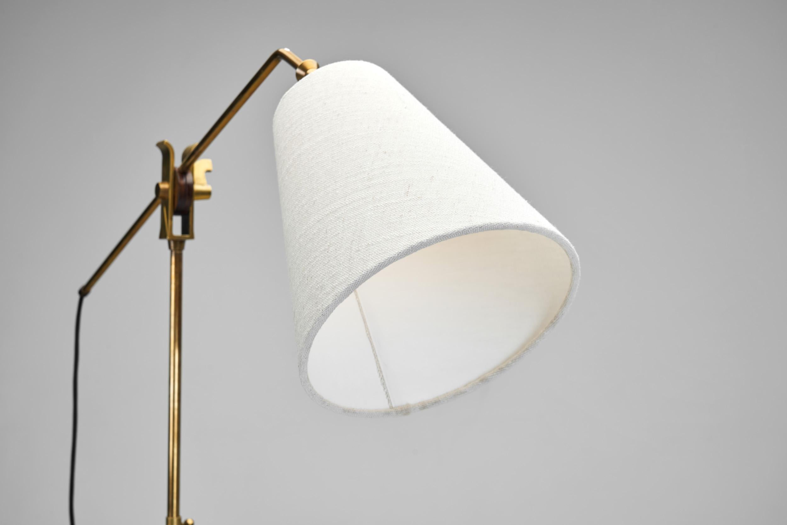 Lampada da terra regolabile in ottone e ghisa di Fog & Mørup (Attr.), Danimarca anni '40 in vendita 5