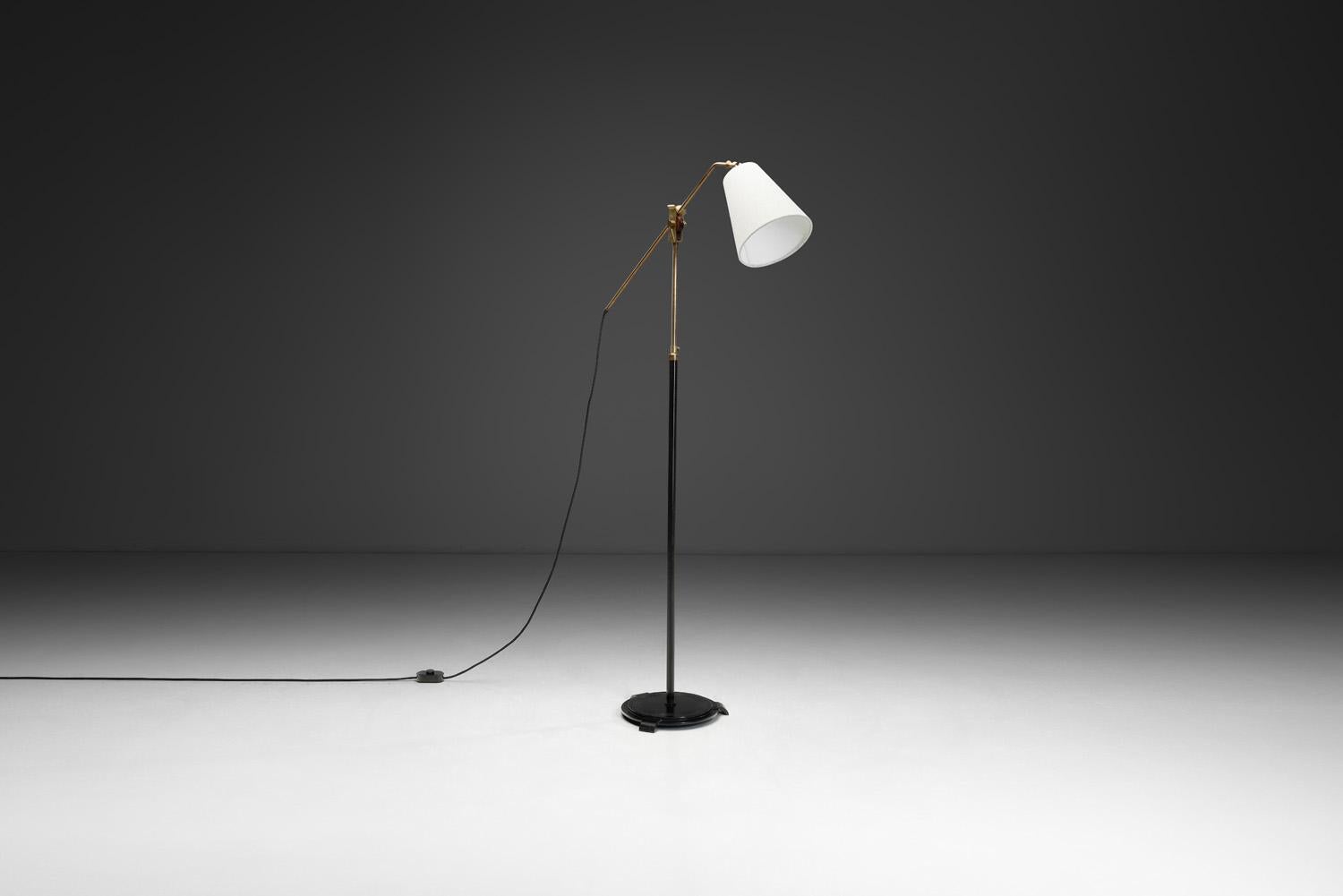 Scandinavo moderno Lampada da terra regolabile in ottone e ghisa di Fog & Mørup (Attr.), Danimarca anni '40 in vendita