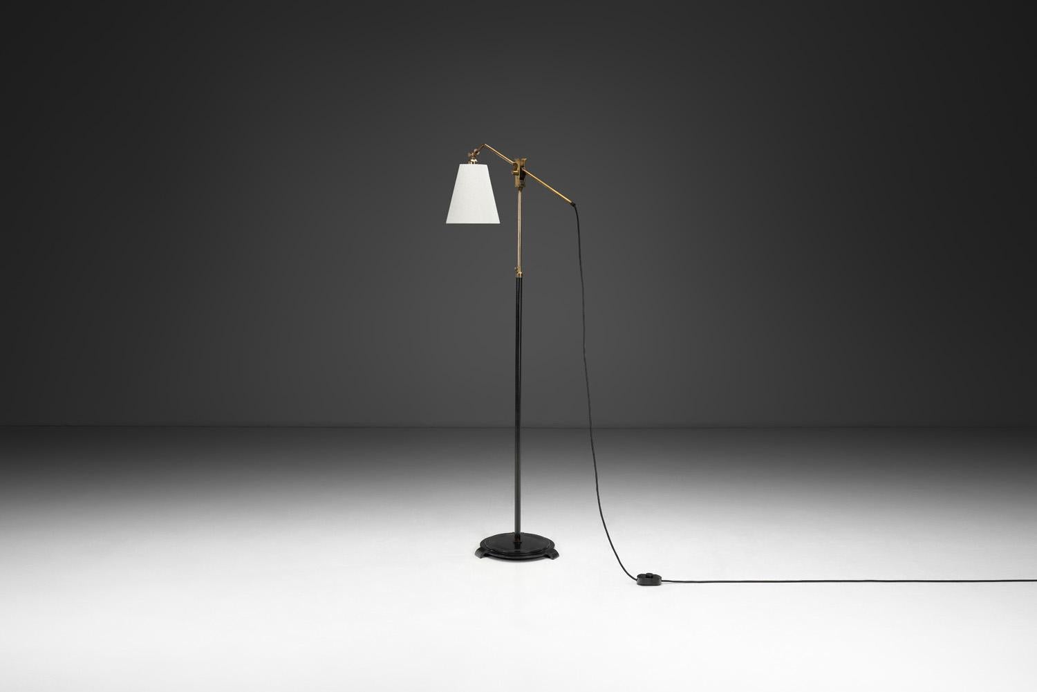 Lampada da terra regolabile in ottone e ghisa di Fog & Mørup (Attr.), Danimarca anni '40 In condizioni buone in vendita a Utrecht, NL