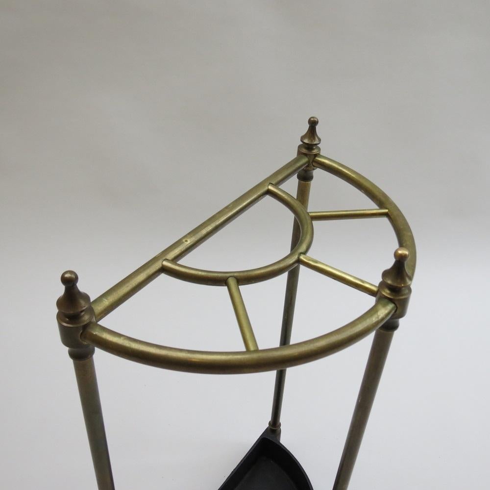 Un grazioso portaombrelli/ bastone dei primi del Novecento, realizzato in tubolare di ottone con base in ghisa.

Risale all'inizio del XX secolo, un design compatto Demi Lume che si adatta e fa bella mostra di sé in qualsiasi corridoio o