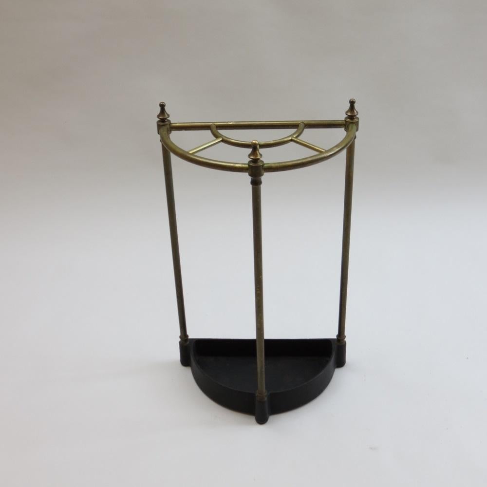 Un grazioso portaombrelli/ bastone dei primi del Novecento, realizzato in tubolare di ottone con base in ghisa.

Risale all'inizio del XX secolo, un design compatto Demi Lume che si adatta e fa bella mostra di sé in qualsiasi corridoio o