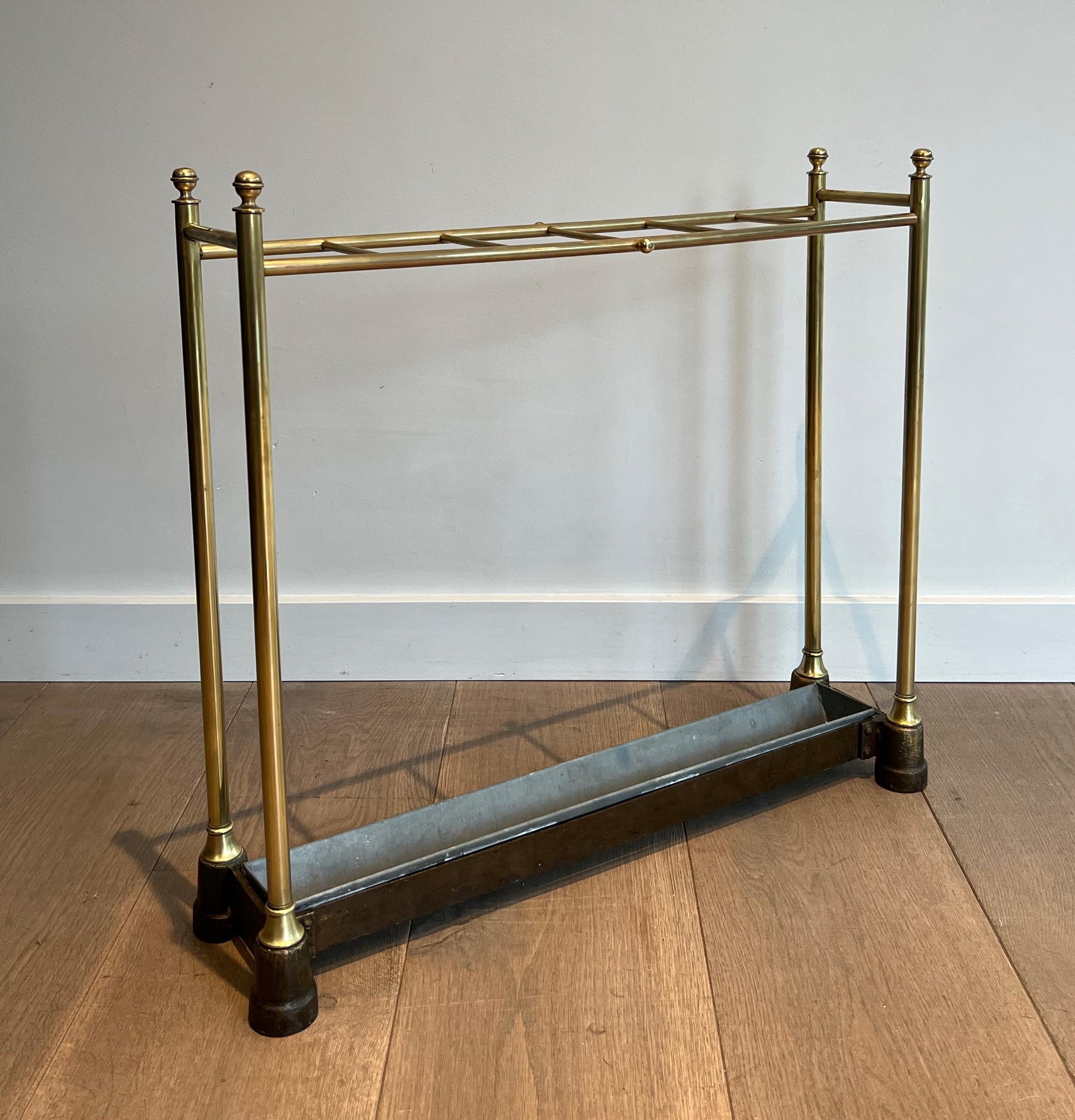 Ce joli porte-parapluie est fabriqué en laiton avec une base en fonte et en zinc. Il s'agit d'un ouvrage français. Circa 1900