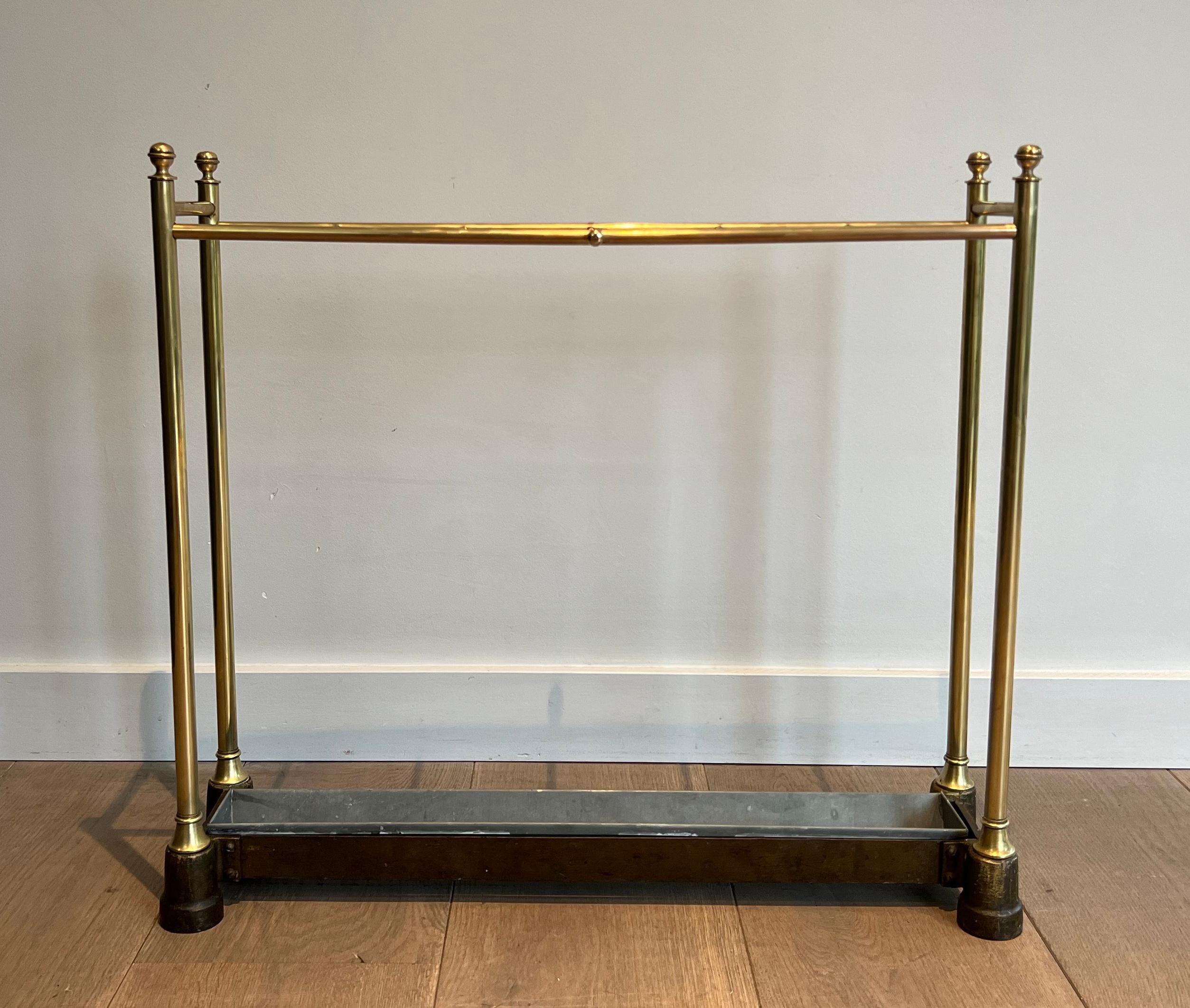 Moulage Stand pour parapluie en laiton et en fonte. Français. Circa 1900 en vente