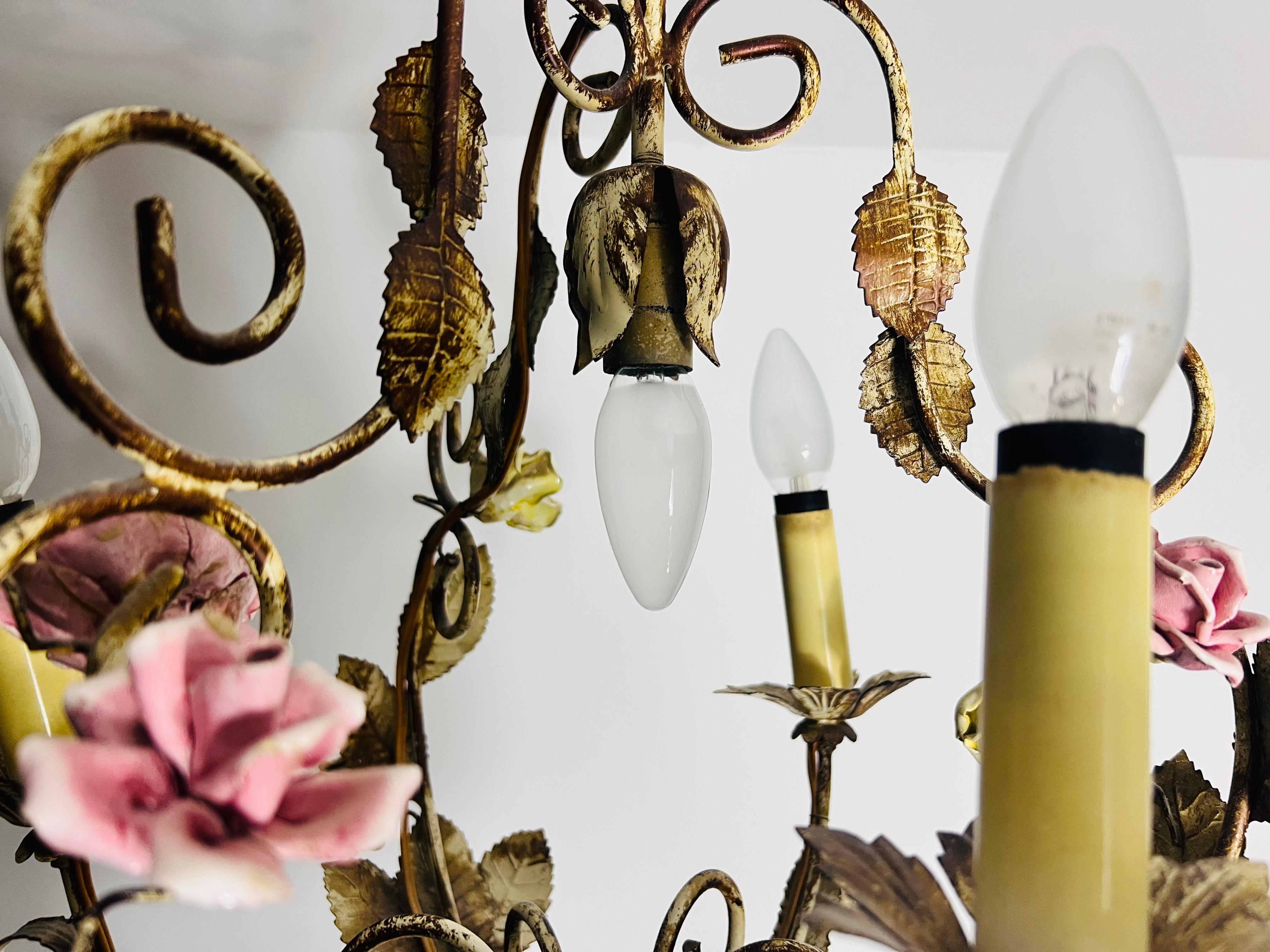 Lampadario a forma di fiore Florentine in ottone e ceramica, Germania, anni '70 in vendita 3