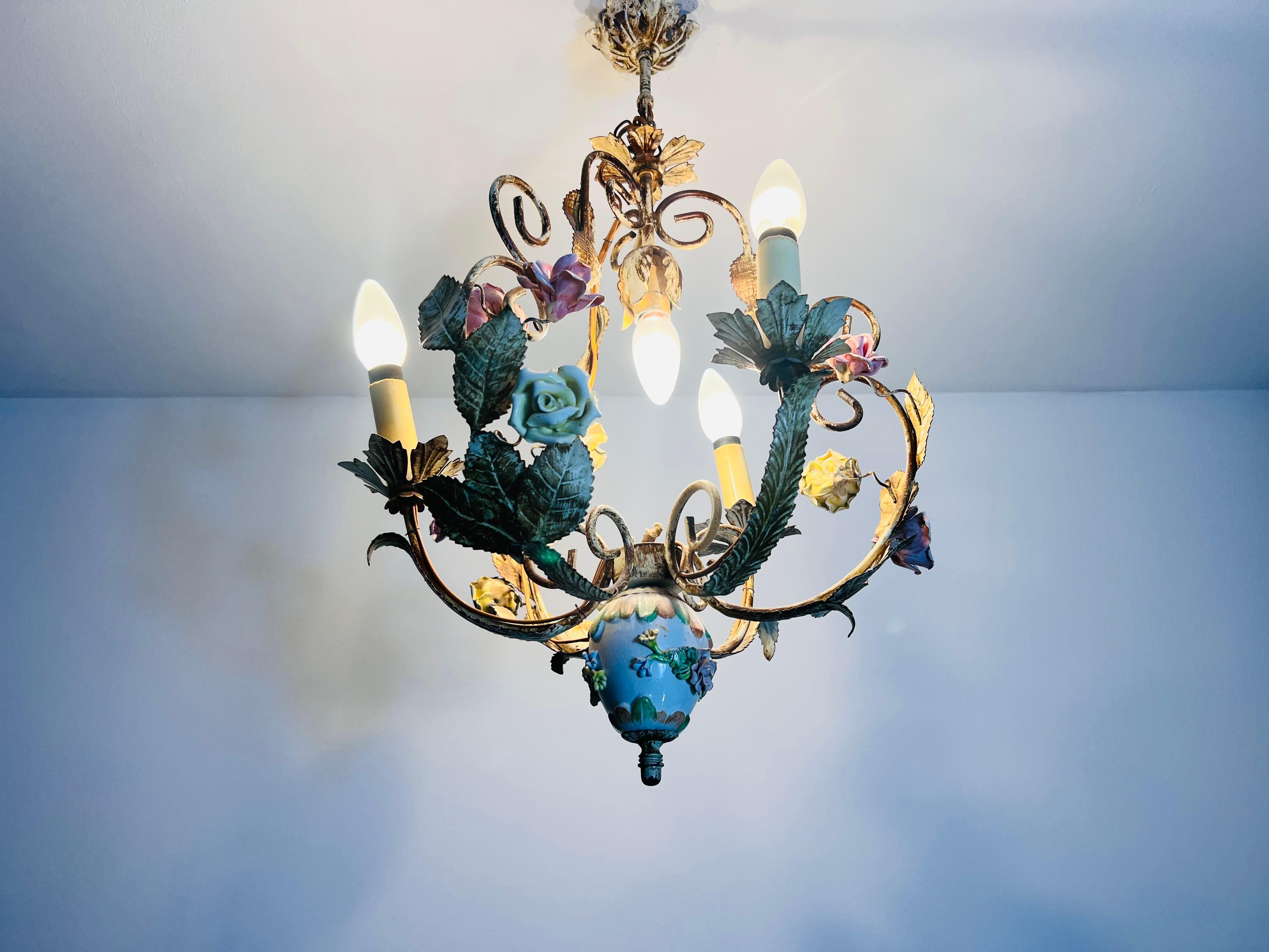 Lampadario a forma di fiore Florentine in ottone e ceramica, Germania, anni '70 in vendita 4