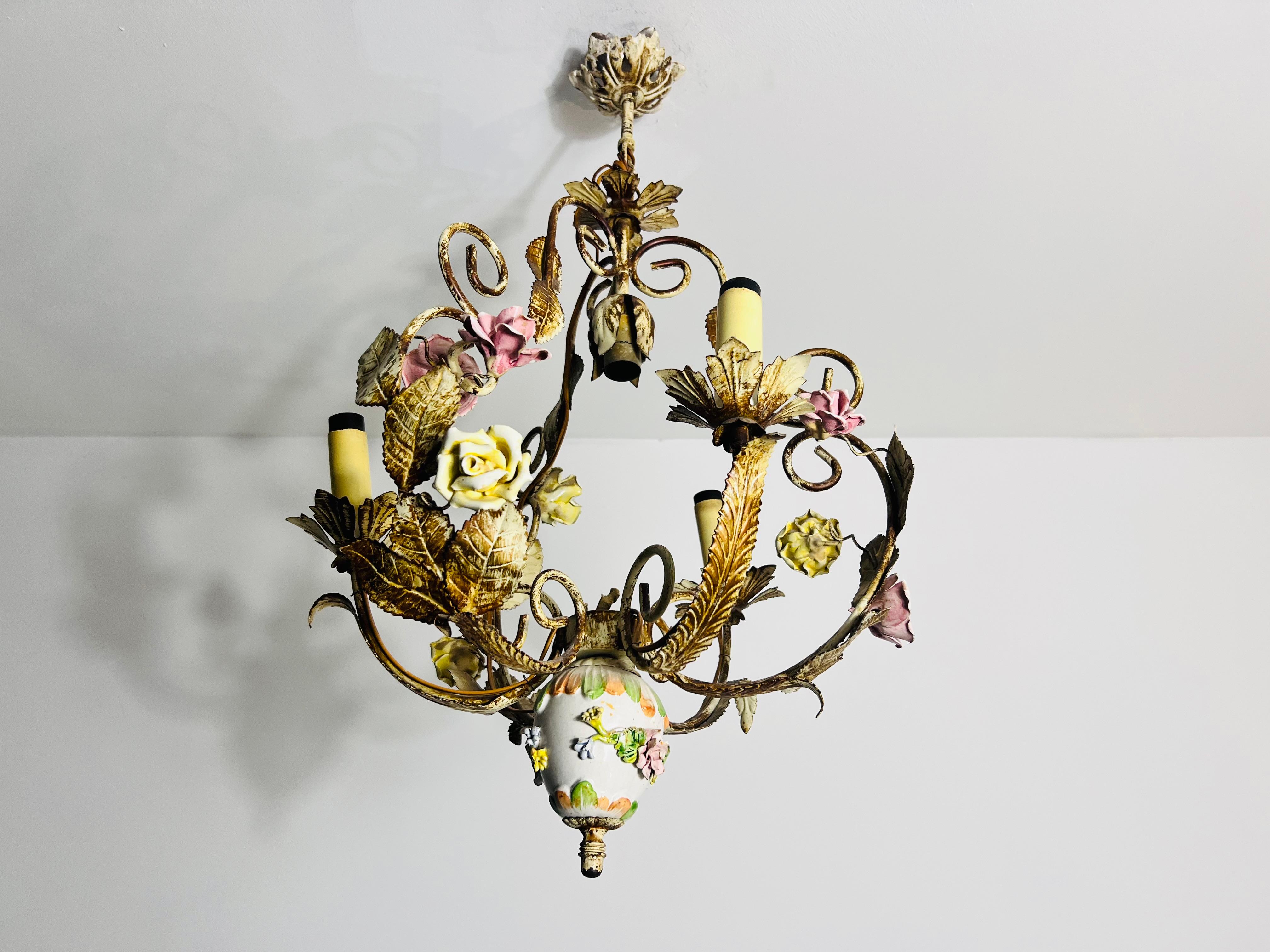 Hollywood Regency Lampadario a forma di fiore Florentine in ottone e ceramica, Germania, anni '70 in vendita
