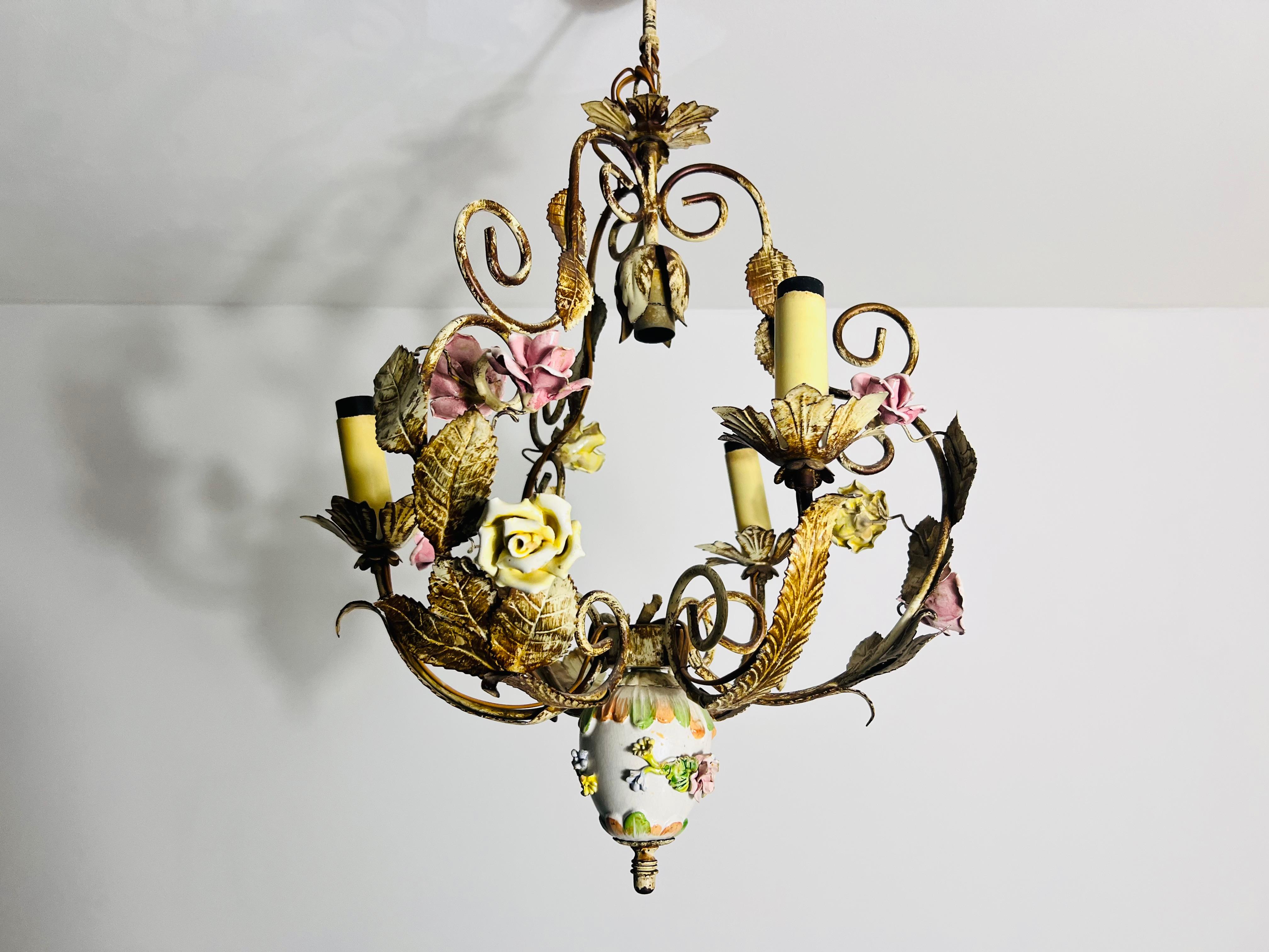 Tedesco Lampadario a forma di fiore Florentine in ottone e ceramica, Germania, anni '70 in vendita