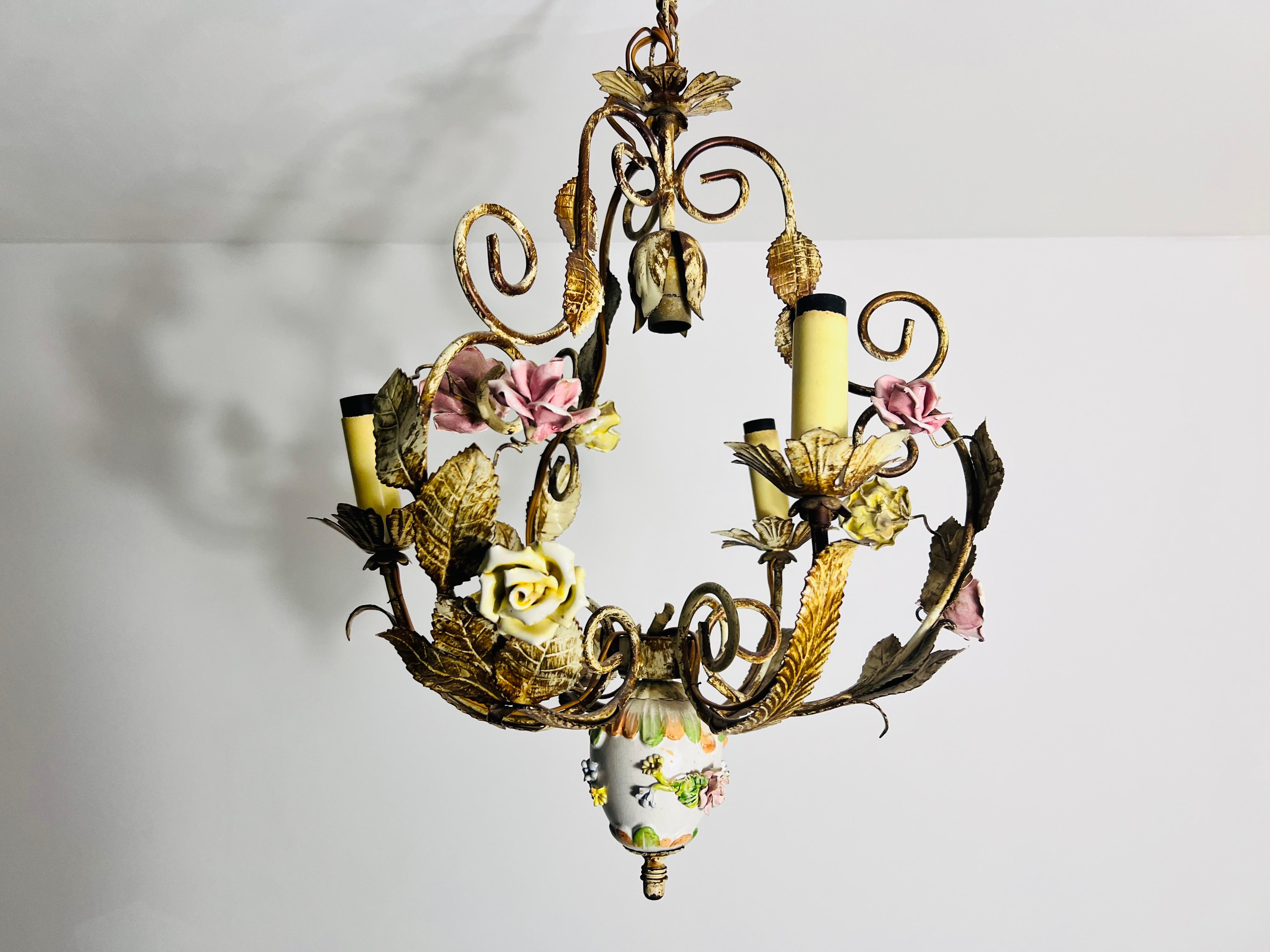 Fatto a mano Lampadario a forma di fiore Florentine in ottone e ceramica, Germania, anni '70 in vendita