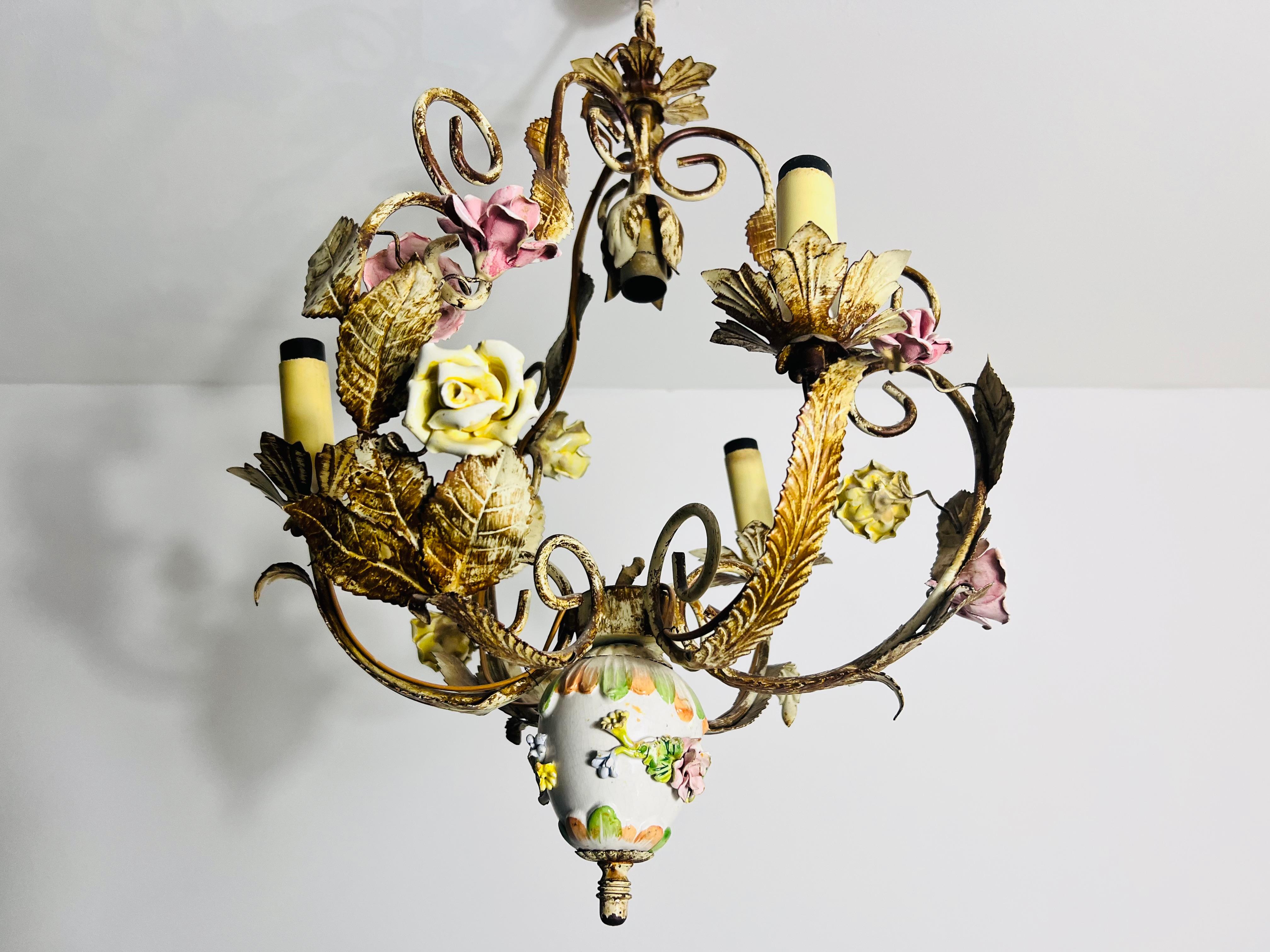 Lampadario a forma di fiore Florentine in ottone e ceramica, Germania, anni '70 In condizioni buone in vendita a Hagenbach, DE