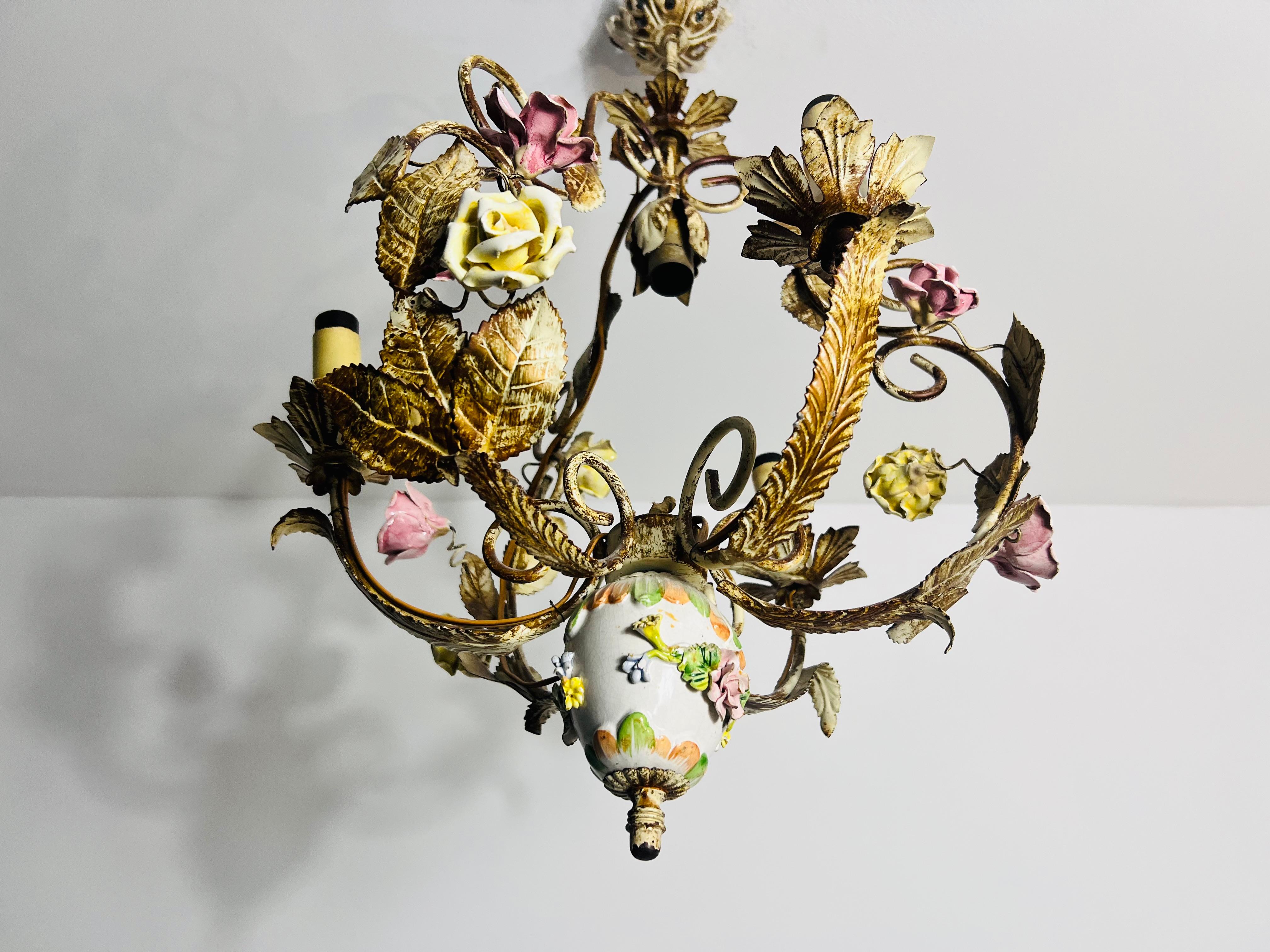 Fine XX secolo Lampadario a forma di fiore Florentine in ottone e ceramica, Germania, anni '70 in vendita