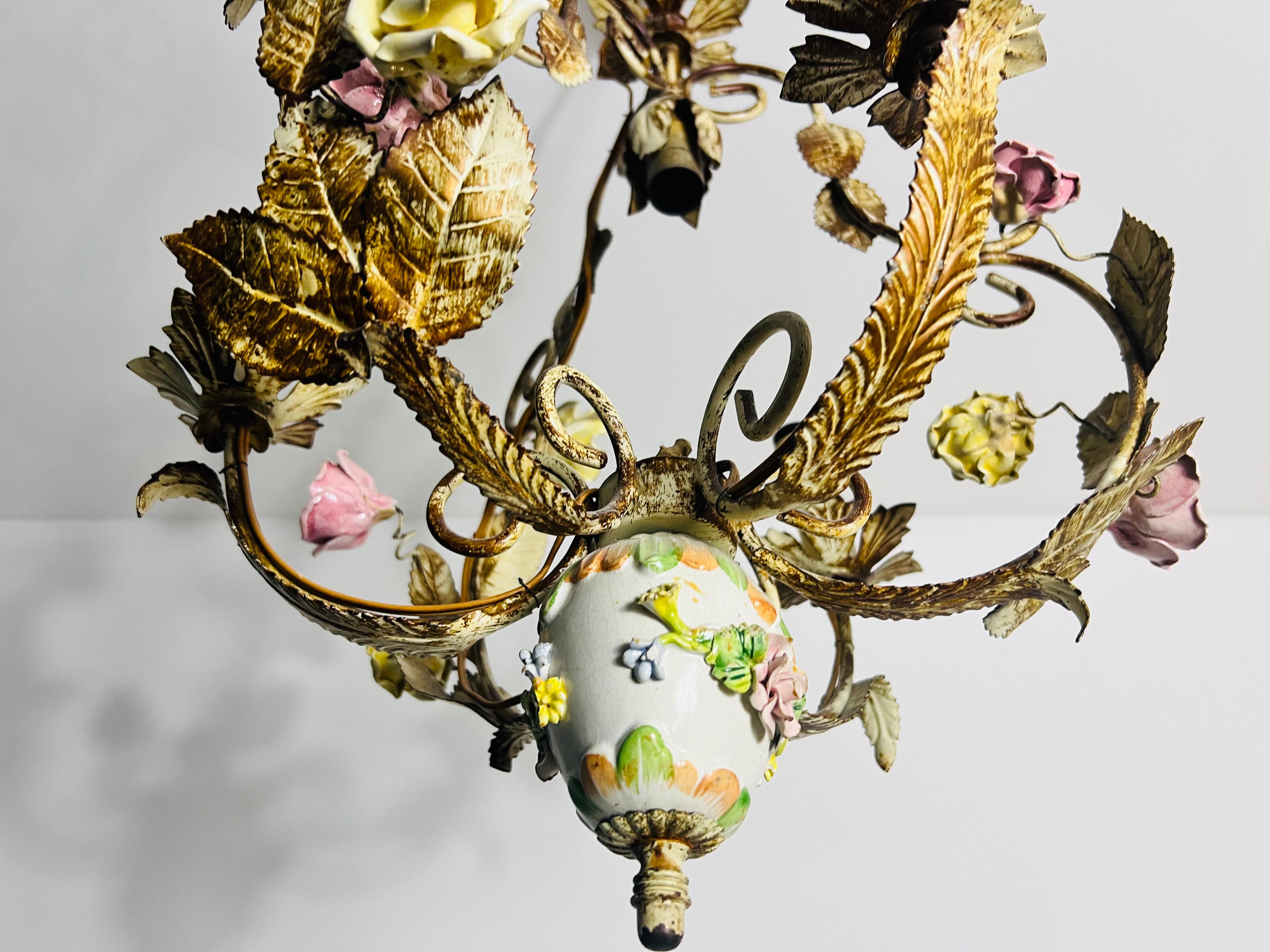 Metallo Lampadario a forma di fiore Florentine in ottone e ceramica, Germania, anni '70 in vendita