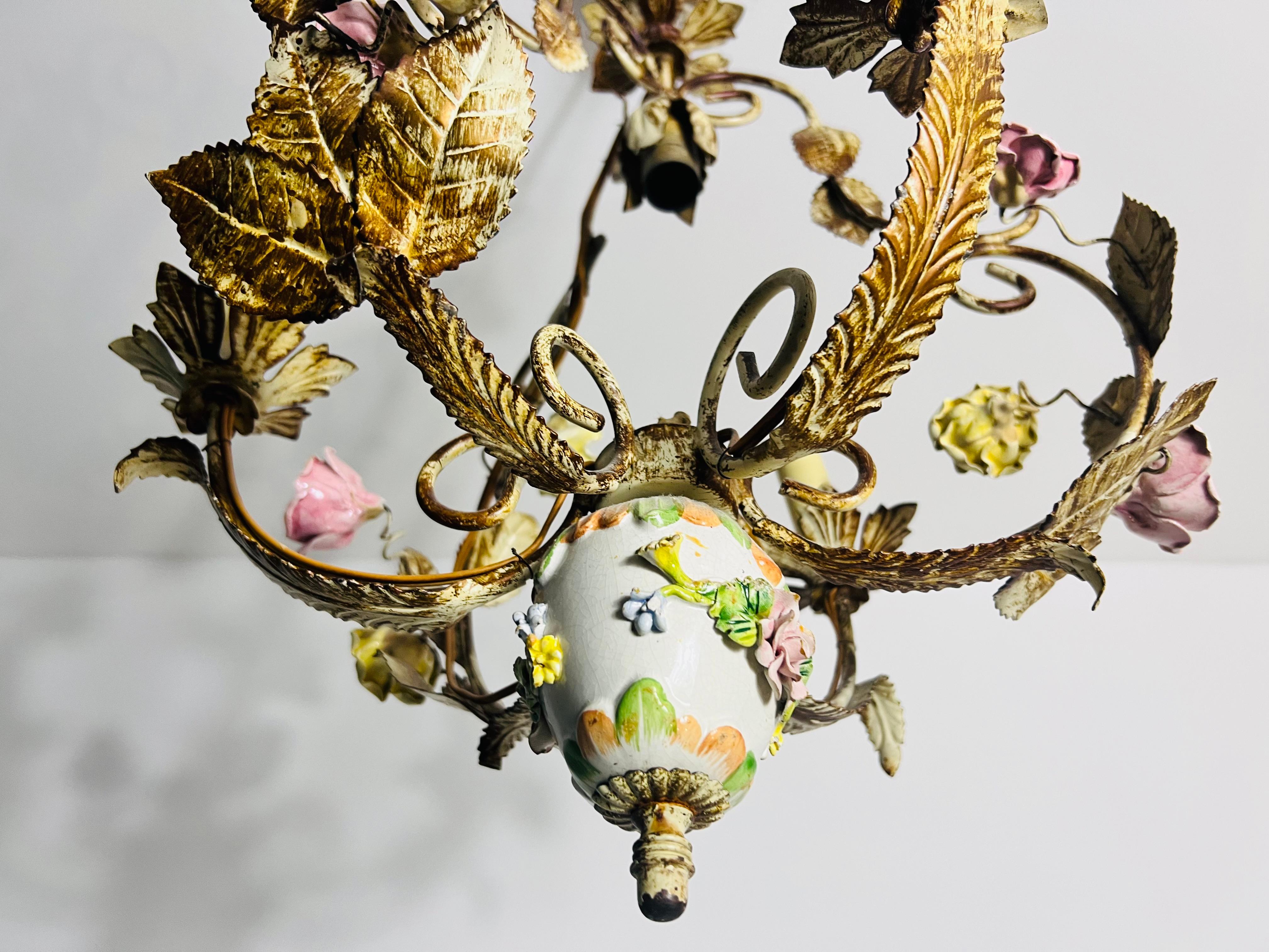 Lampadario a forma di fiore Florentine in ottone e ceramica, Germania, anni '70 in vendita 1