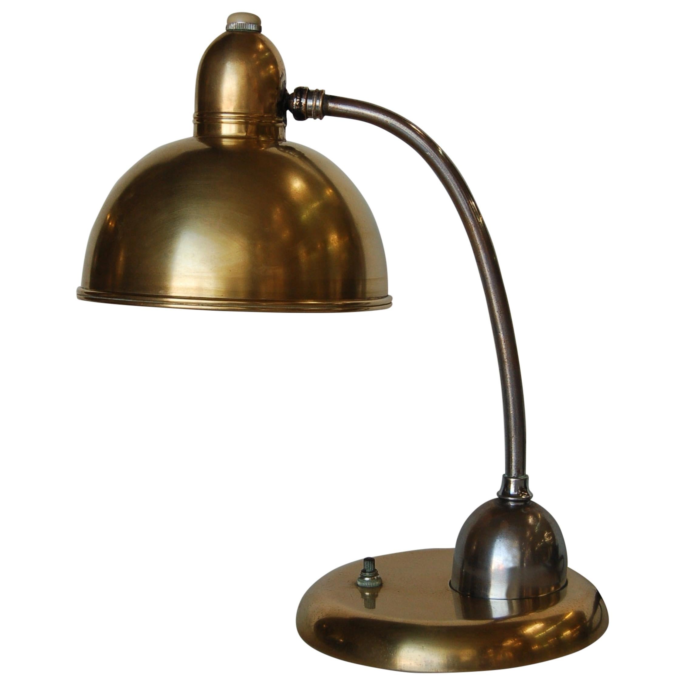 Lampe de bureau à abat-jour cloche en laiton et chrome de l'ère de la machine